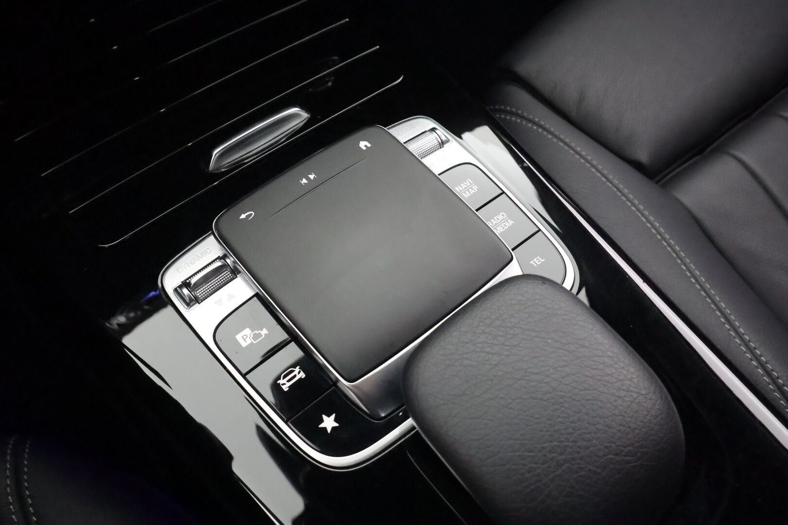 Mercedes-Benz A 2019 250e A sedan Business Style EQ Power * Distronic + / Multibeam / Sporttinahat Muistilla / 360° / HUD / Navi / Keyless * - Akku kuntotarkastettu SoH 95,9% / Kahdet renkaat aluvanteilla - HULLUT AVAJAISHULINAT KORKOTARJOUS 3,29 %