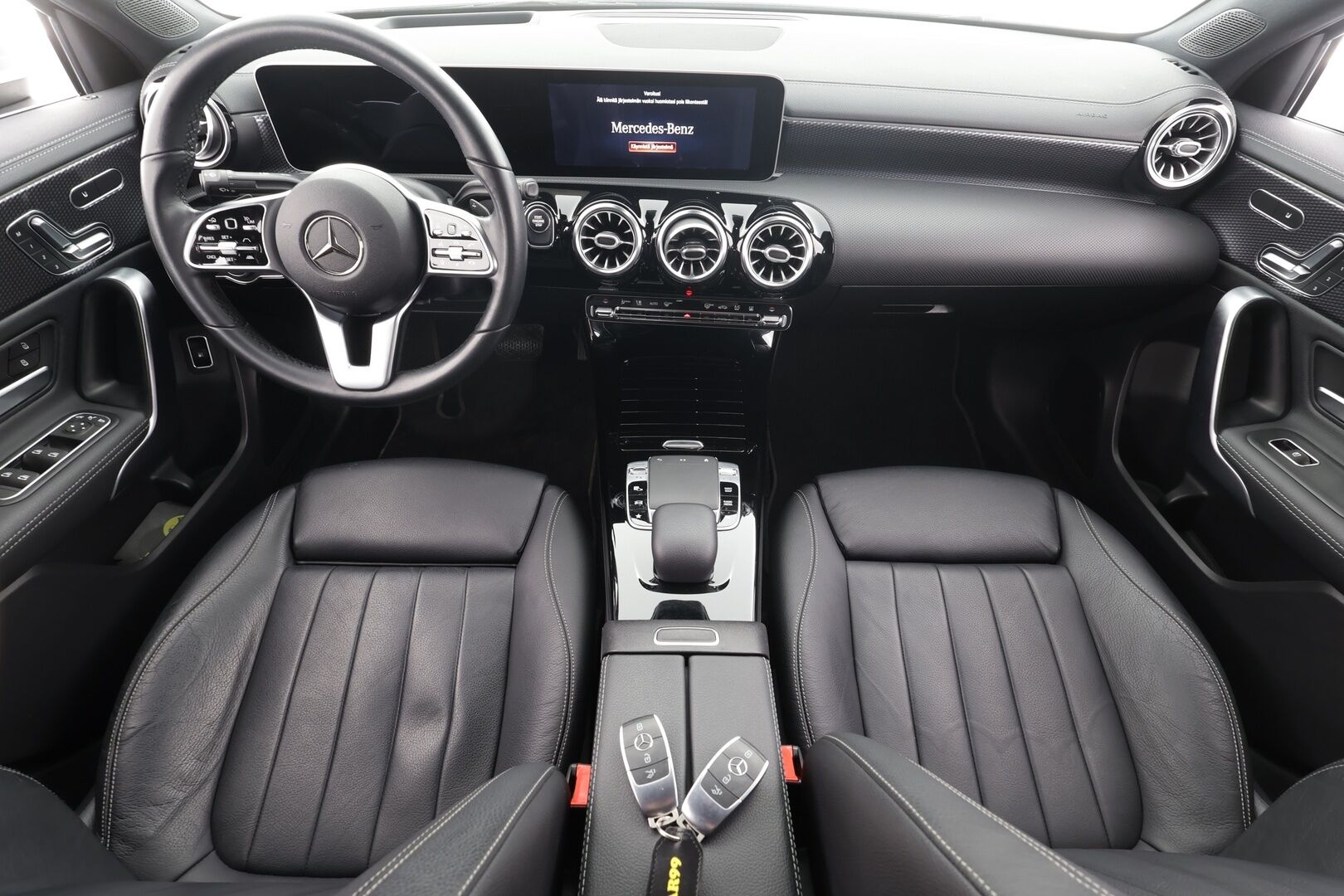 Mercedes-Benz A 2019 250e A sedan Business Style EQ Power * Distronic + / Multibeam / Sporttinahat Muistilla / 360° / HUD / Navi / Keyless * - Akku kuntotarkastettu SoH 95,9% / Kahdet renkaat aluvanteilla - HULLUT AVAJAISHULINAT KORKOTARJOUS 3,29 %