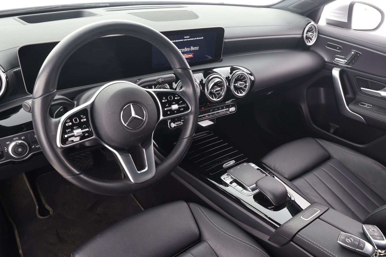 Mercedes-Benz A 2019 250e A sedan Business Style EQ Power * Distronic + / Multibeam / Sporttinahat Muistilla / 360° / HUD / Navi / Keyless * - Akku kuntotarkastettu SoH 95,9% / Kahdet renkaat aluvanteilla