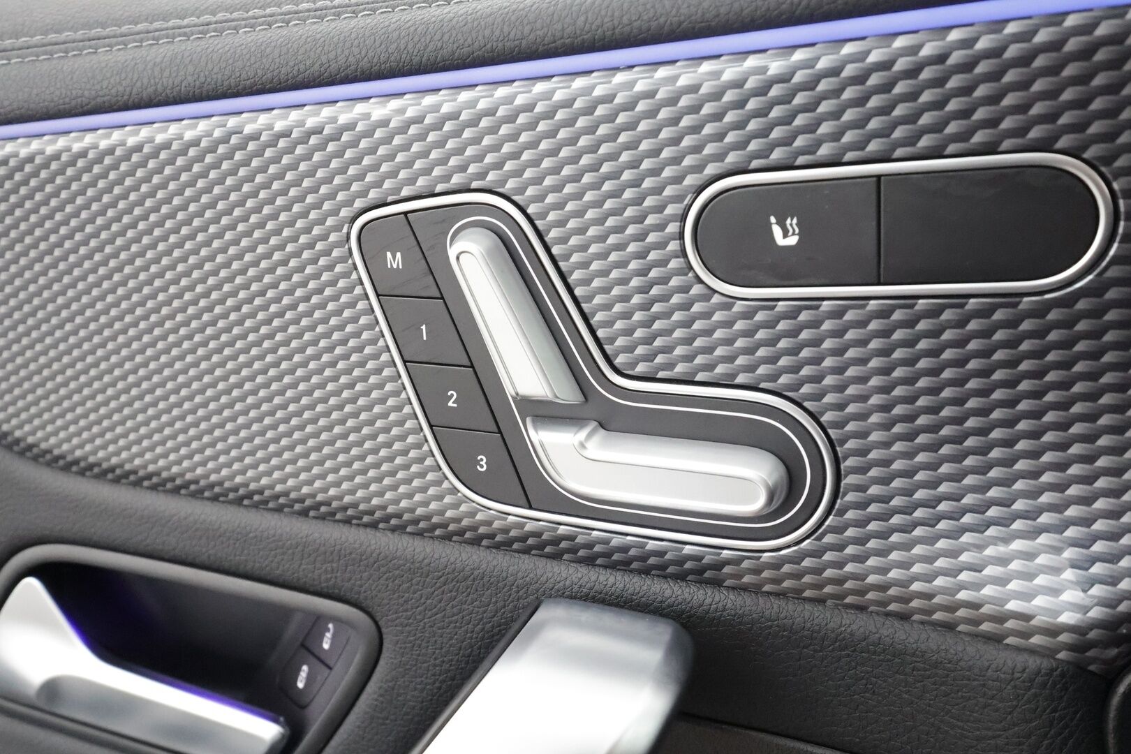 Mercedes-Benz A 2019 250e A sedan Business Style EQ Power * Distronic + / Multibeam / Sporttinahat Muistilla / 360° / HUD / Navi / Keyless * - Akku kuntotarkastettu SoH 95,9% / Kahdet renkaat aluvanteilla