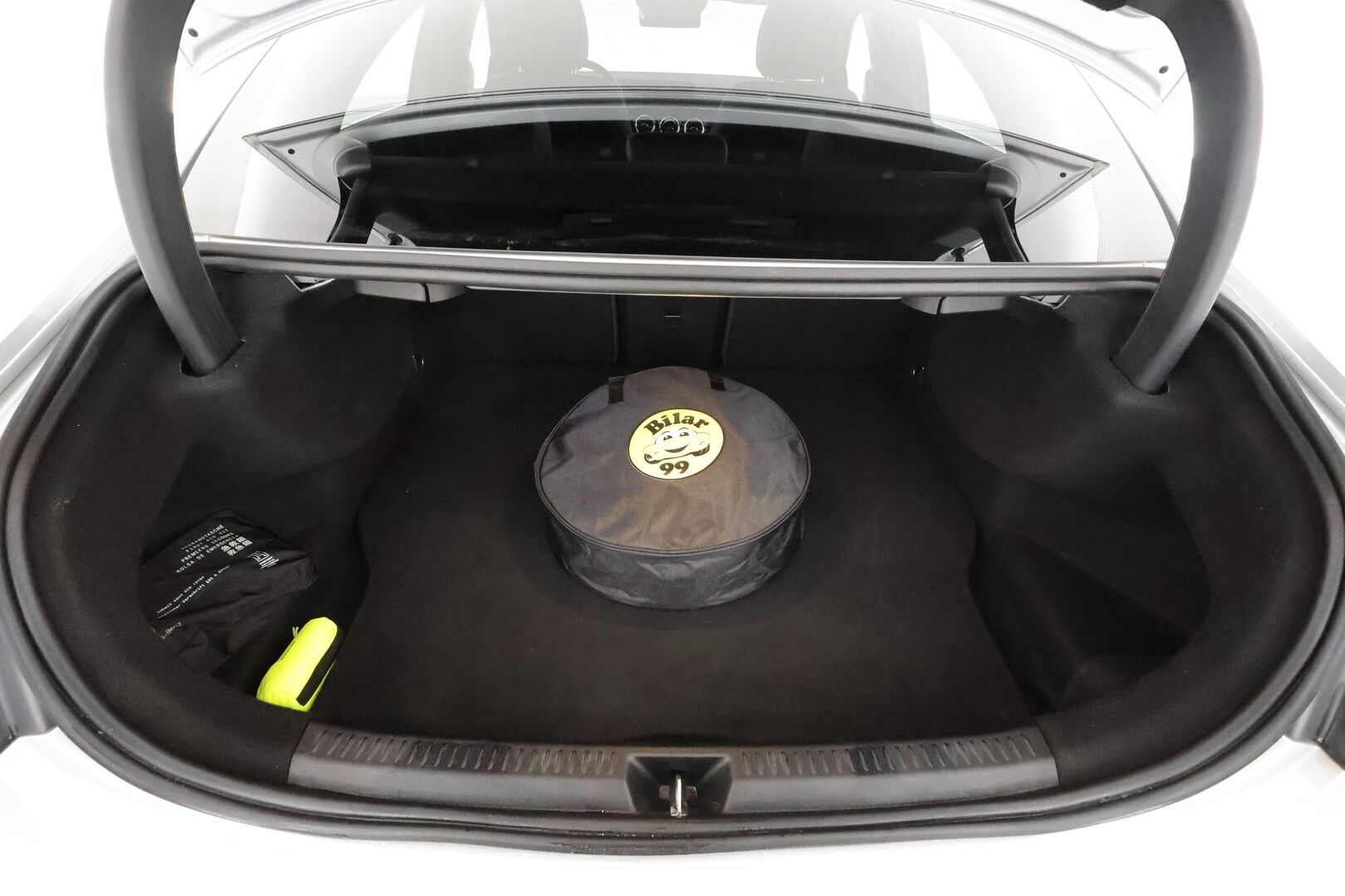 Mercedes-Benz A 2019 250e A sedan Business Style EQ Power * Distronic + / Multibeam / Sporttinahat Muistilla / 360° / HUD / Navi / Keyless * - Akku kuntotarkastettu SoH 95,9% / Kahdet renkaat aluvanteilla - HULLUT AVAJAISHULINAT KORKOTARJOUS 3,29 %