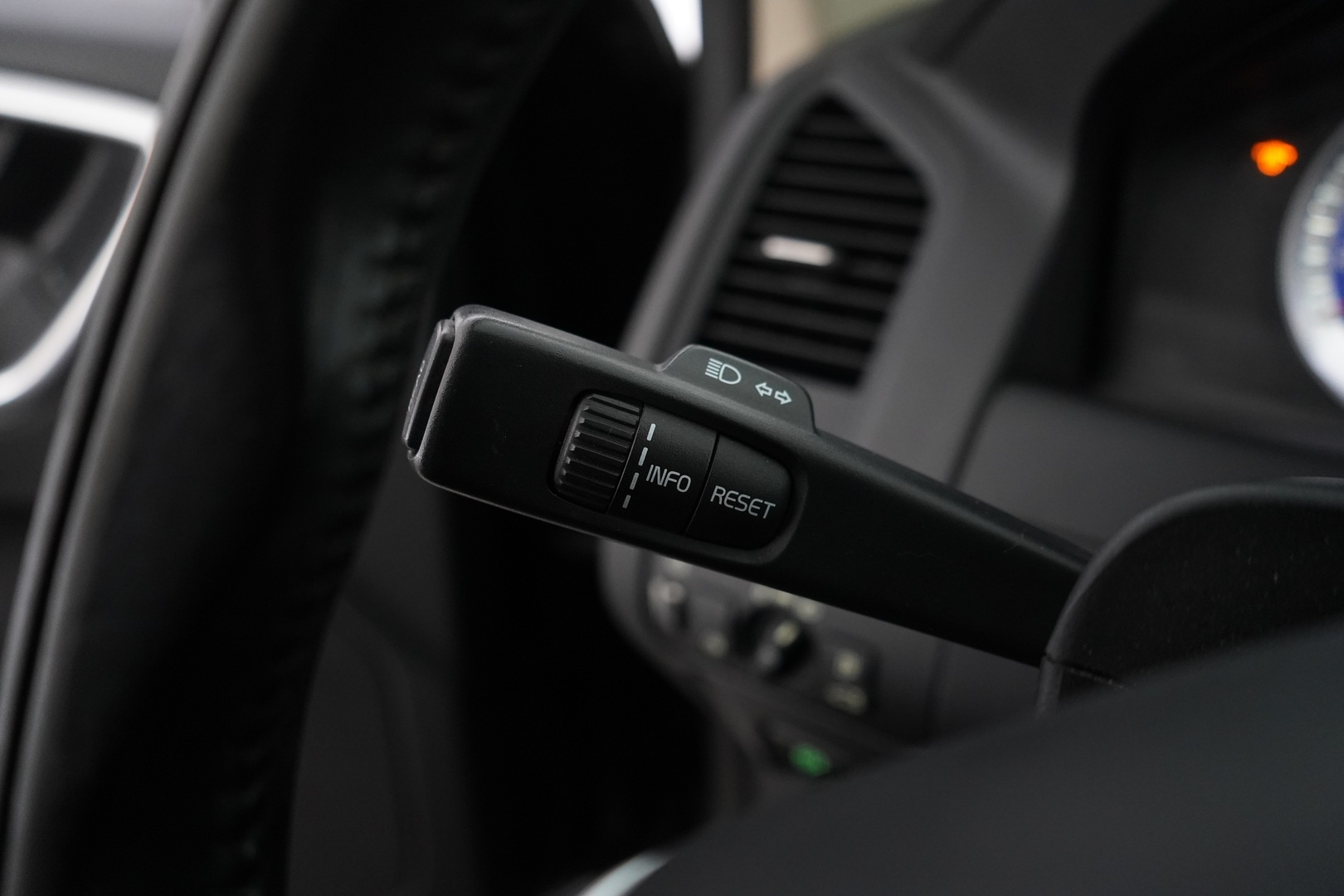 Volvo XC60 2012 D5 AWD R-Design aut *Weba / Polestar / Nahat / S.kontti / KeyLessGo* YritysOutlet - Myydään vain yrityksille - – Tämä auto myydään YritysOutlet -valikoimasta vain yritykselle