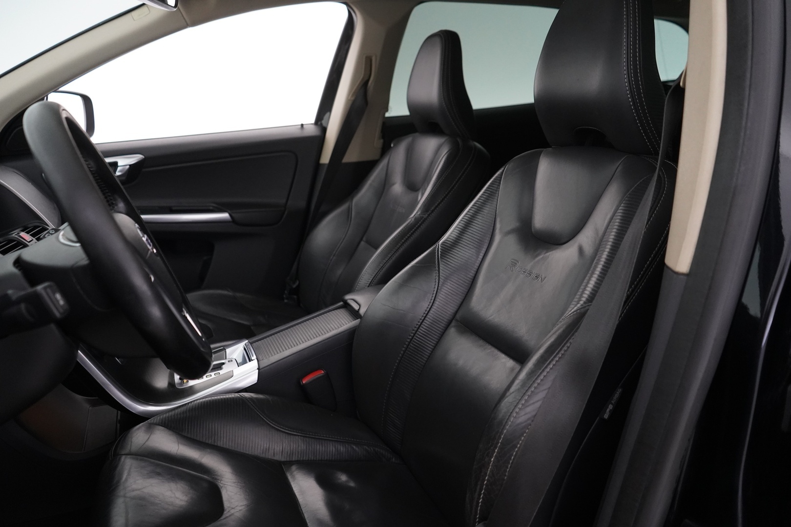 Volvo XC60 2012 D5 AWD R-Design aut *Weba / Polestar / Nahat / S.kontti / KeyLessGo* YritysOutlet - Myydään vain yrityksille - – Tämä auto myydään YritysOutlet -valikoimasta vain yritykselle