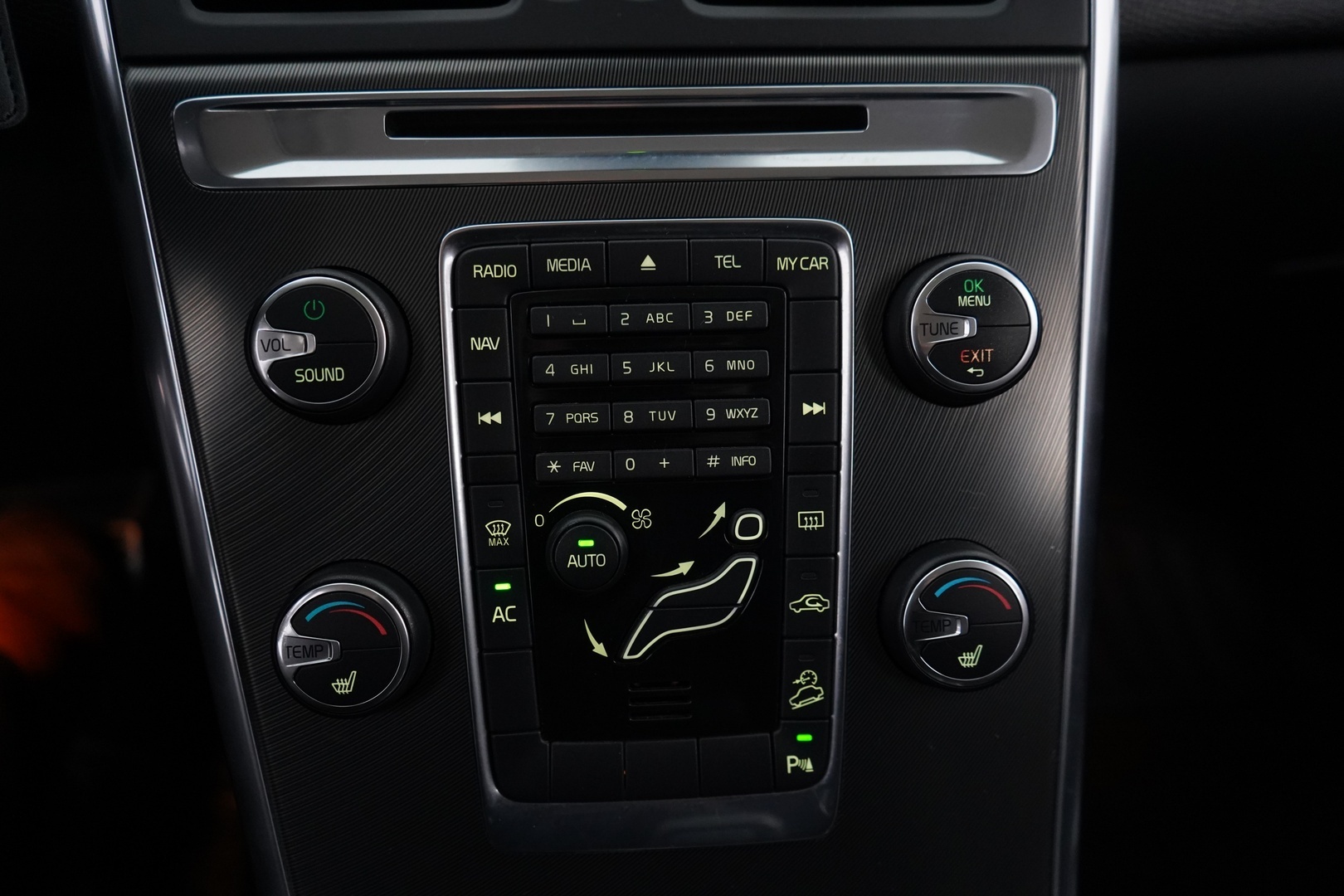 Volvo XC60 2012 D5 AWD R-Design aut *Weba / Polestar / Nahat / S.kontti / KeyLessGo* YritysOutlet - Myydään vain yrityksille - – Tämä auto myydään YritysOutlet -valikoimasta vain yritykselle