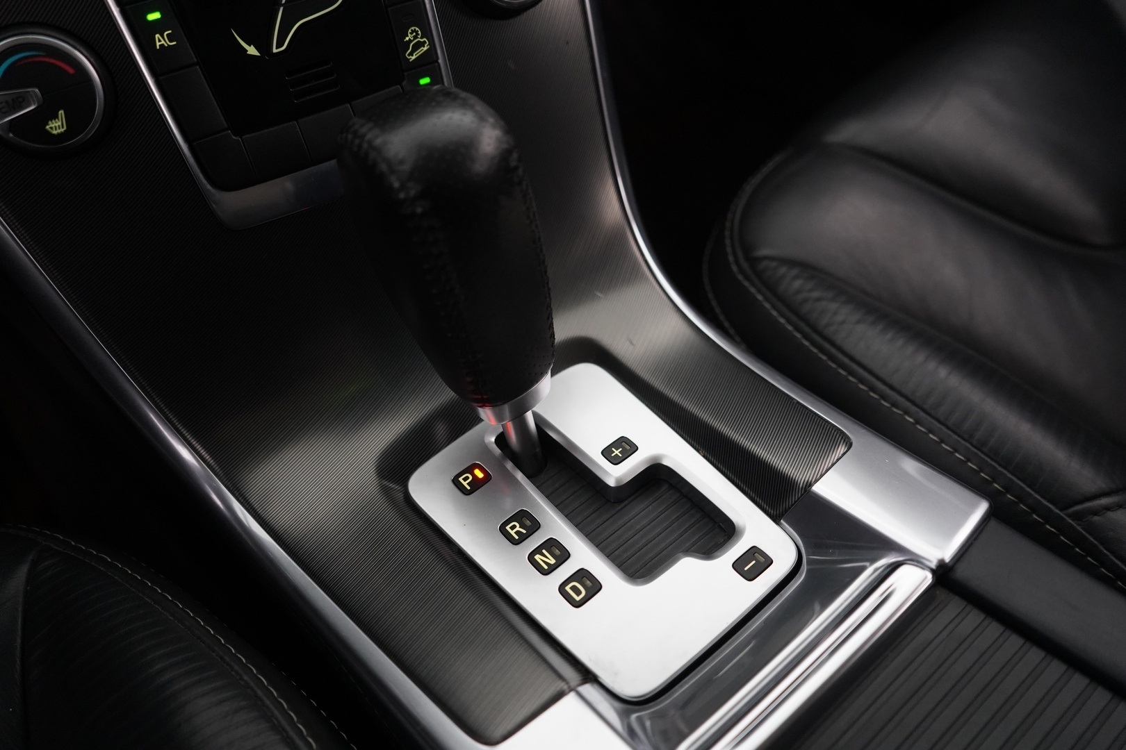 Volvo XC60 2012 D5 AWD R-Design aut *Weba / Polestar / Nahat / S.kontti / KeyLessGo* YritysOutlet - Myydään vain yrityksille - – Tämä auto myydään YritysOutlet -valikoimasta vain yritykselle