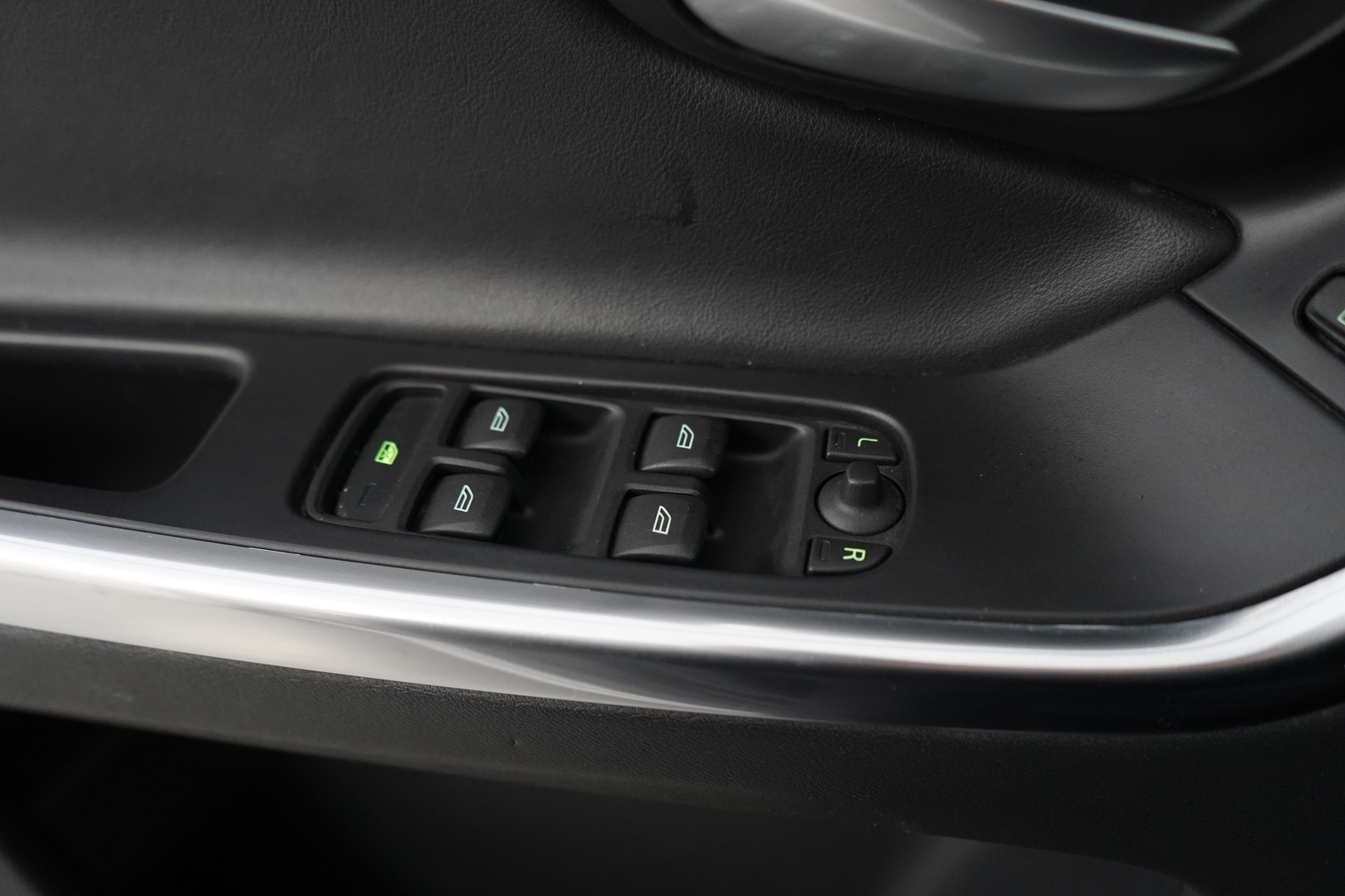 Volvo XC60 2012 D5 AWD R-Design aut *Weba / Polestar / Nahat / S.kontti / KeyLessGo* YritysOutlet - Myydään vain yrityksille - – Tämä auto myydään YritysOutlet -valikoimasta vain yritykselle