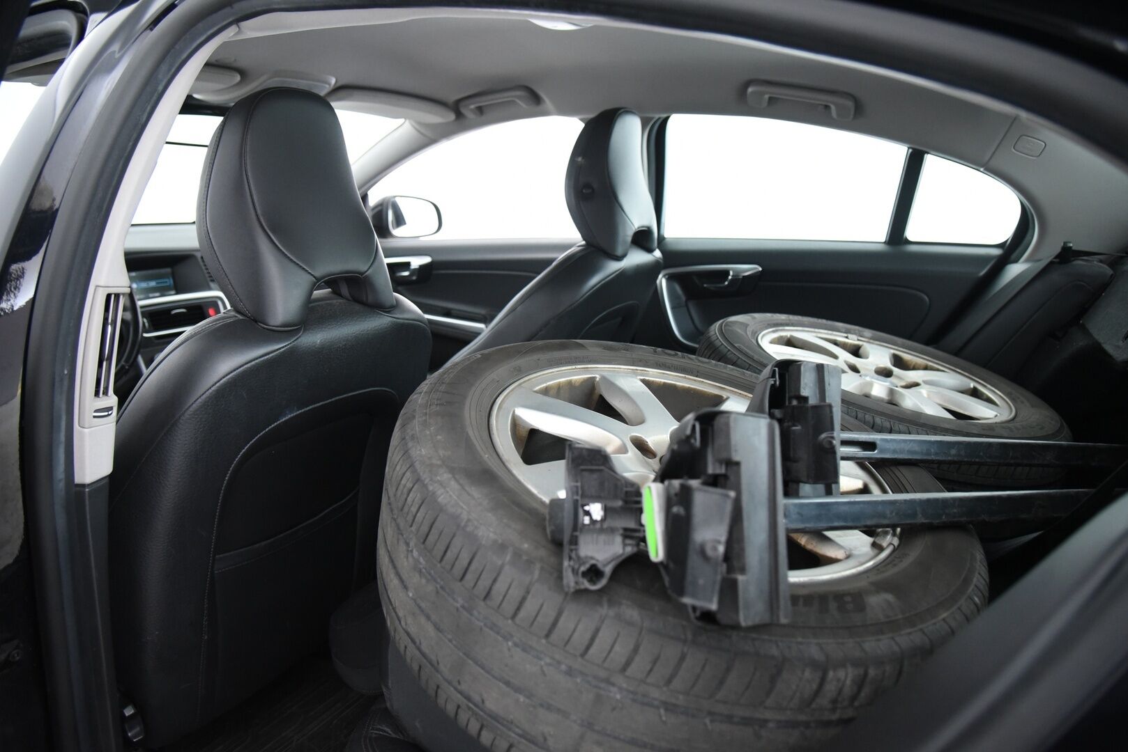 Volvo S60 2012 D5 AWD Momentum Business aut / Lohkolämm. / Nahat / 2x renkaat / Huoltokirja - YritysOutlet - Myydään vain yrityksille - Suomi auto / Jakopää vaihdettu 2022!