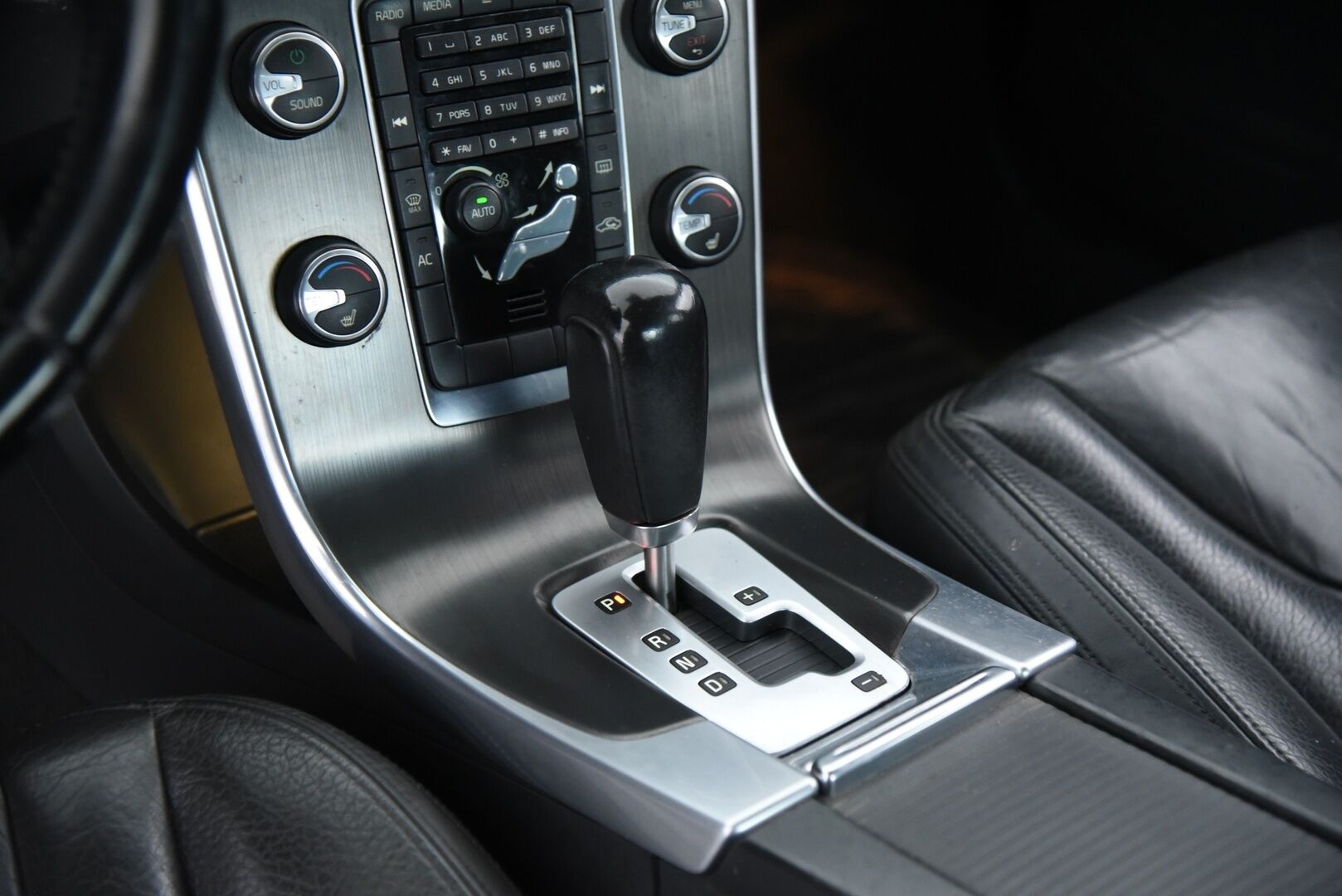 Volvo S60 2012 D5 AWD Momentum Business aut / Lohkolämm. / Nahat / 2x renkaat / Huoltokirja - YritysOutlet - Myydään vain yrityksille - Suomi auto / Jakopää vaihdettu 2022!