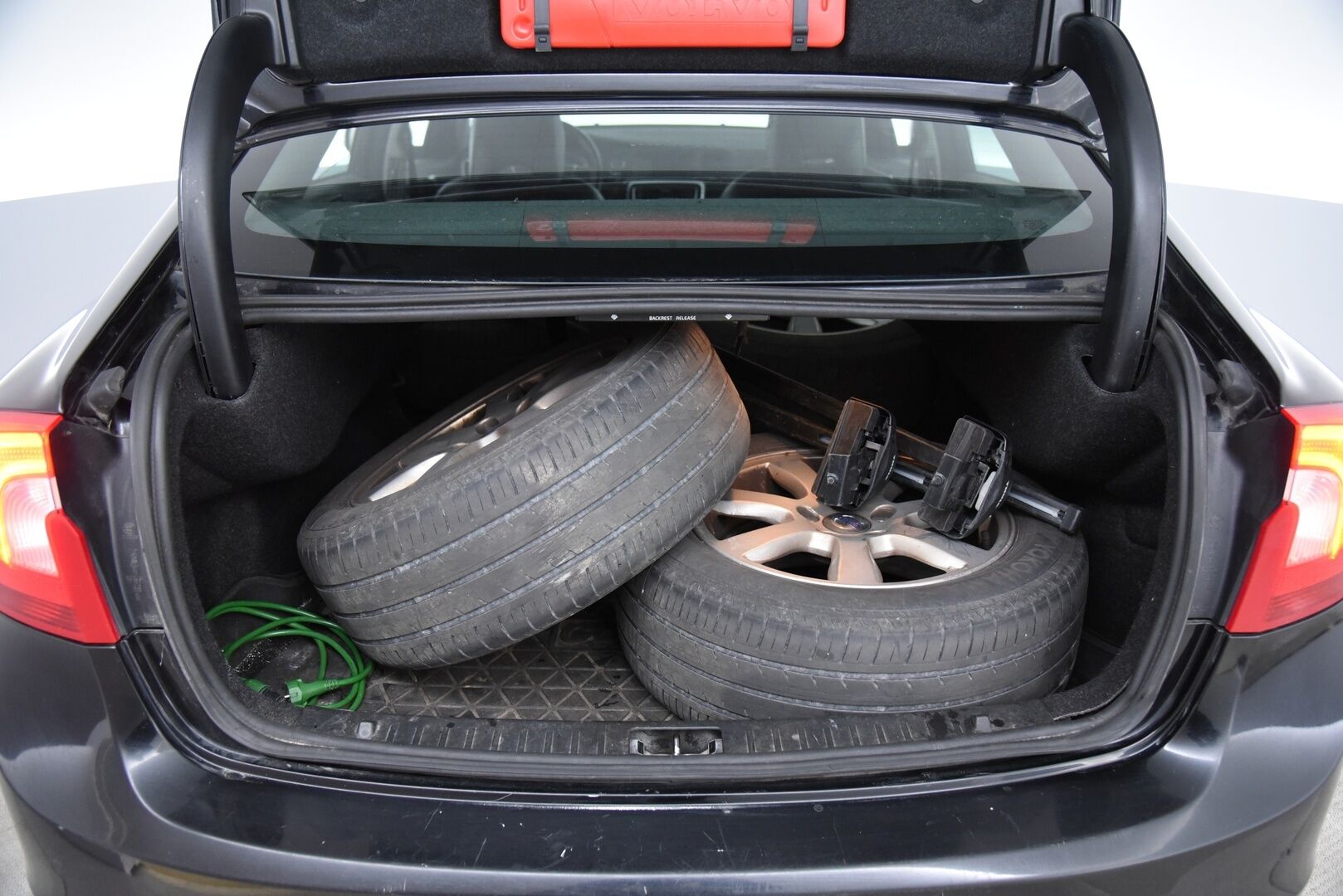 Volvo S60 2012 D5 AWD Momentum Business aut / Lohkolämm. / Nahat / 2x renkaat / Huoltokirja - YritysOutlet - Myydään vain yrityksille - Suomi auto / Jakopää vaihdettu 2022!