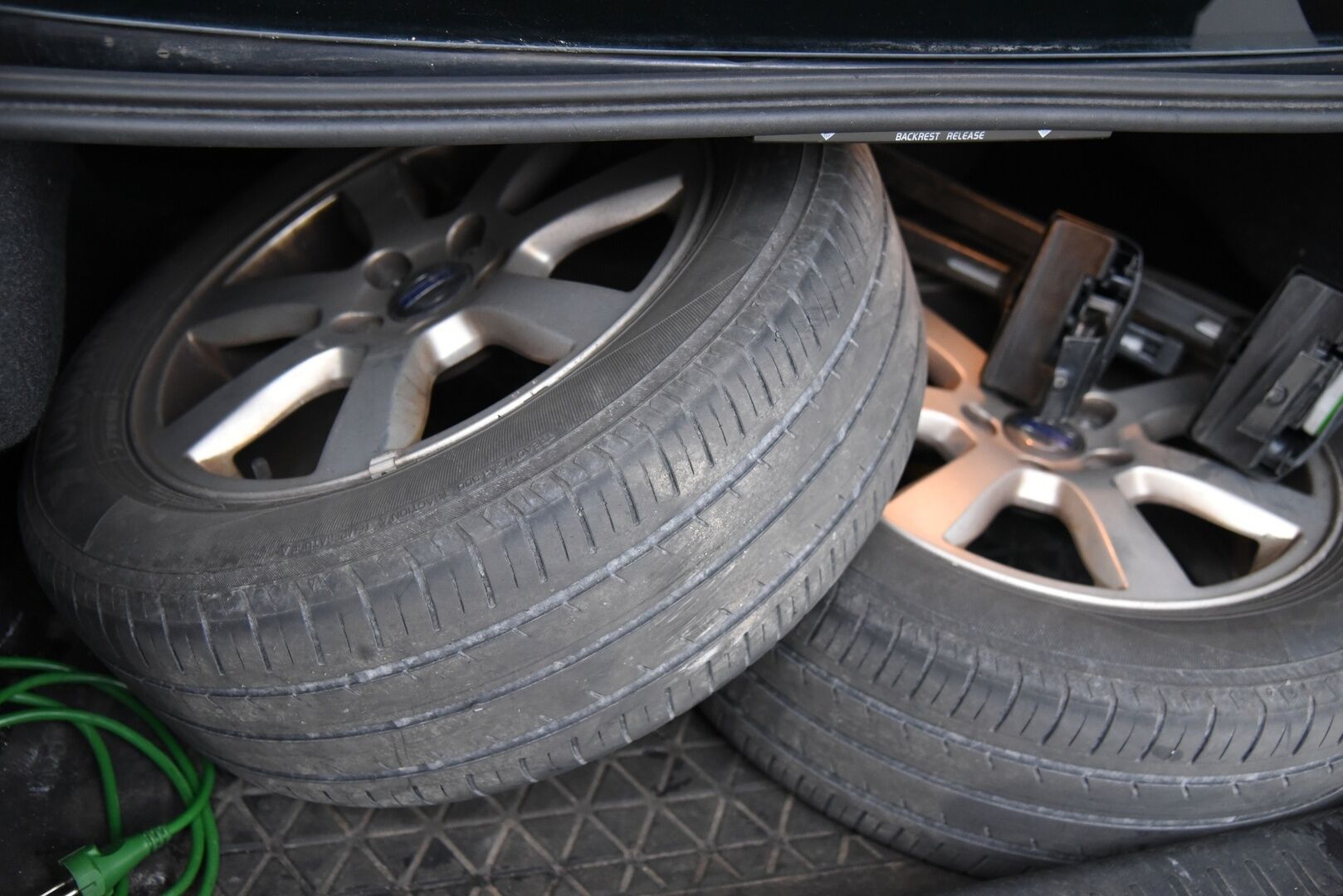 Volvo S60 2012 D5 AWD Momentum Business aut / Lohkolämm. / Nahat / 2x renkaat / Huoltokirja - YritysOutlet - Myydään vain yrityksille - Suomi auto / Jakopää vaihdettu 2022!