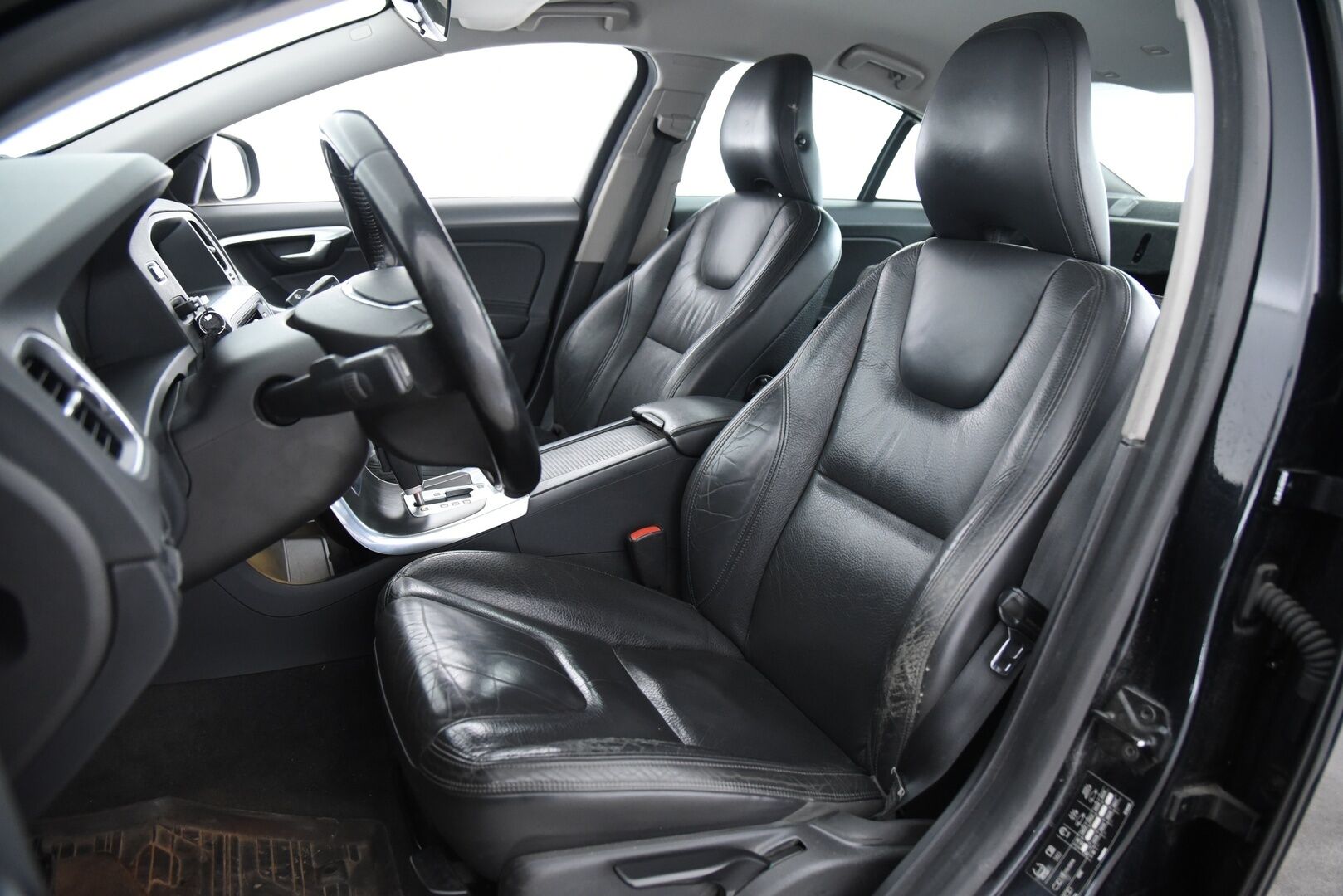 Volvo S60 2012 D5 AWD Momentum Business aut / Lohkolämm. / Nahat / 2x renkaat / Huoltokirja - YritysOutlet - Myydään vain yrityksille - Suomi auto / Jakopää vaihdettu 2022!