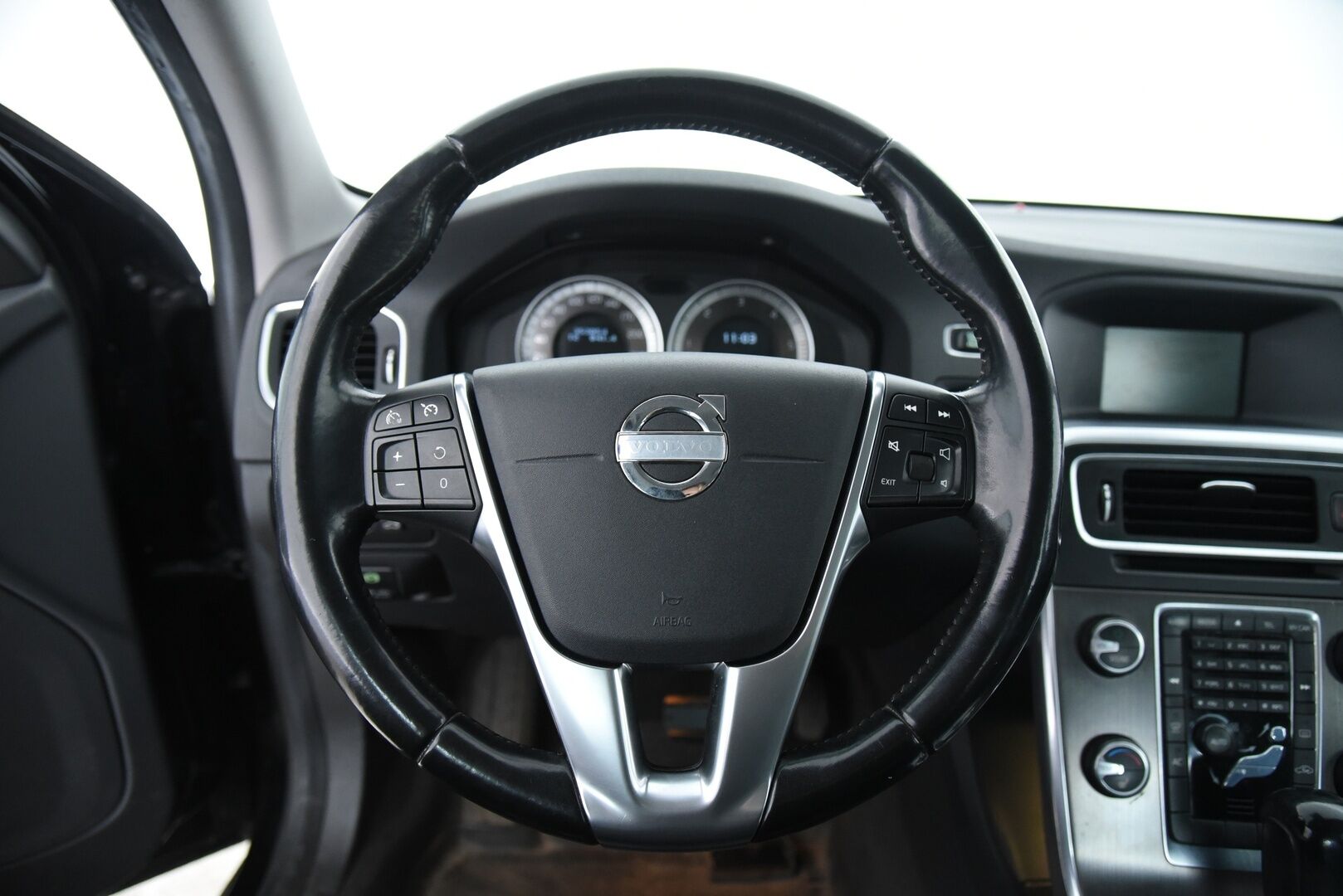 Volvo S60 2012 D5 AWD Momentum Business aut / Lohkolämm. / Nahat / 2x renkaat / Huoltokirja - YritysOutlet - Myydään vain yrityksille - Suomi auto / Jakopää vaihdettu 2022!