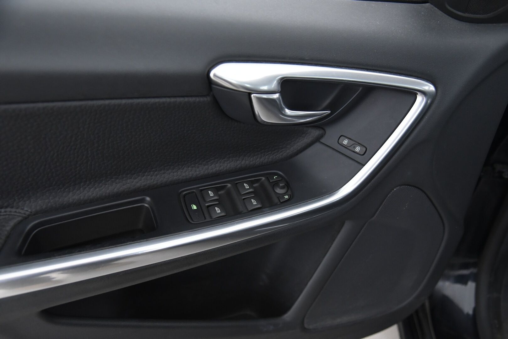 Volvo S60 2012 D5 AWD Momentum Business aut / Lohkolämm. / Nahat / 2x renkaat / Huoltokirja - YritysOutlet - Myydään vain yrityksille - Suomi auto / Jakopää vaihdettu 2022!