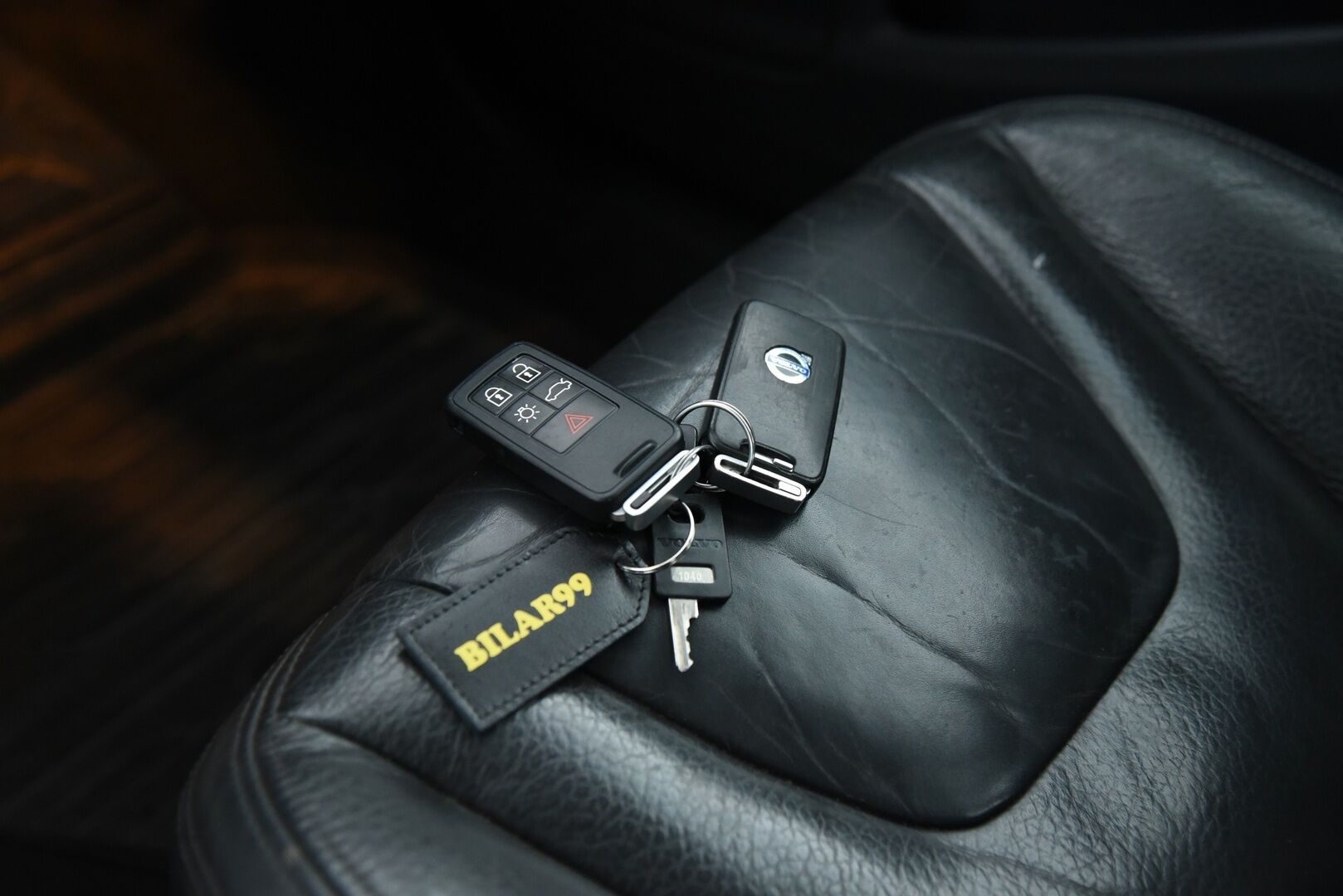 Volvo S60 2012 D5 AWD Momentum Business aut / Lohkolämm. / Nahat / 2x renkaat / Huoltokirja - YritysOutlet - Myydään vain yrityksille - Suomi auto / Jakopää vaihdettu 2022!