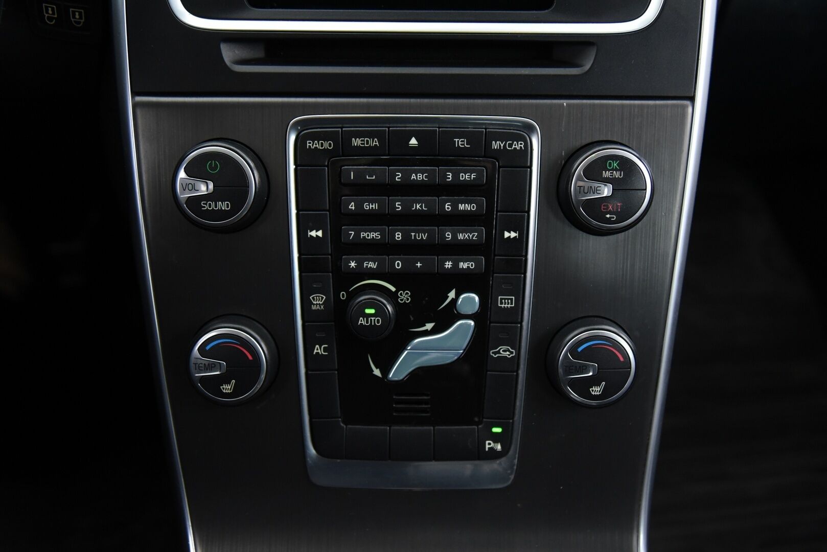 Volvo S60 2012 D5 AWD Momentum Business aut / Lohkolämm. / Nahat / 2x renkaat / Huoltokirja - YritysOutlet - Myydään vain yrityksille - Suomi auto / Jakopää vaihdettu 2022!