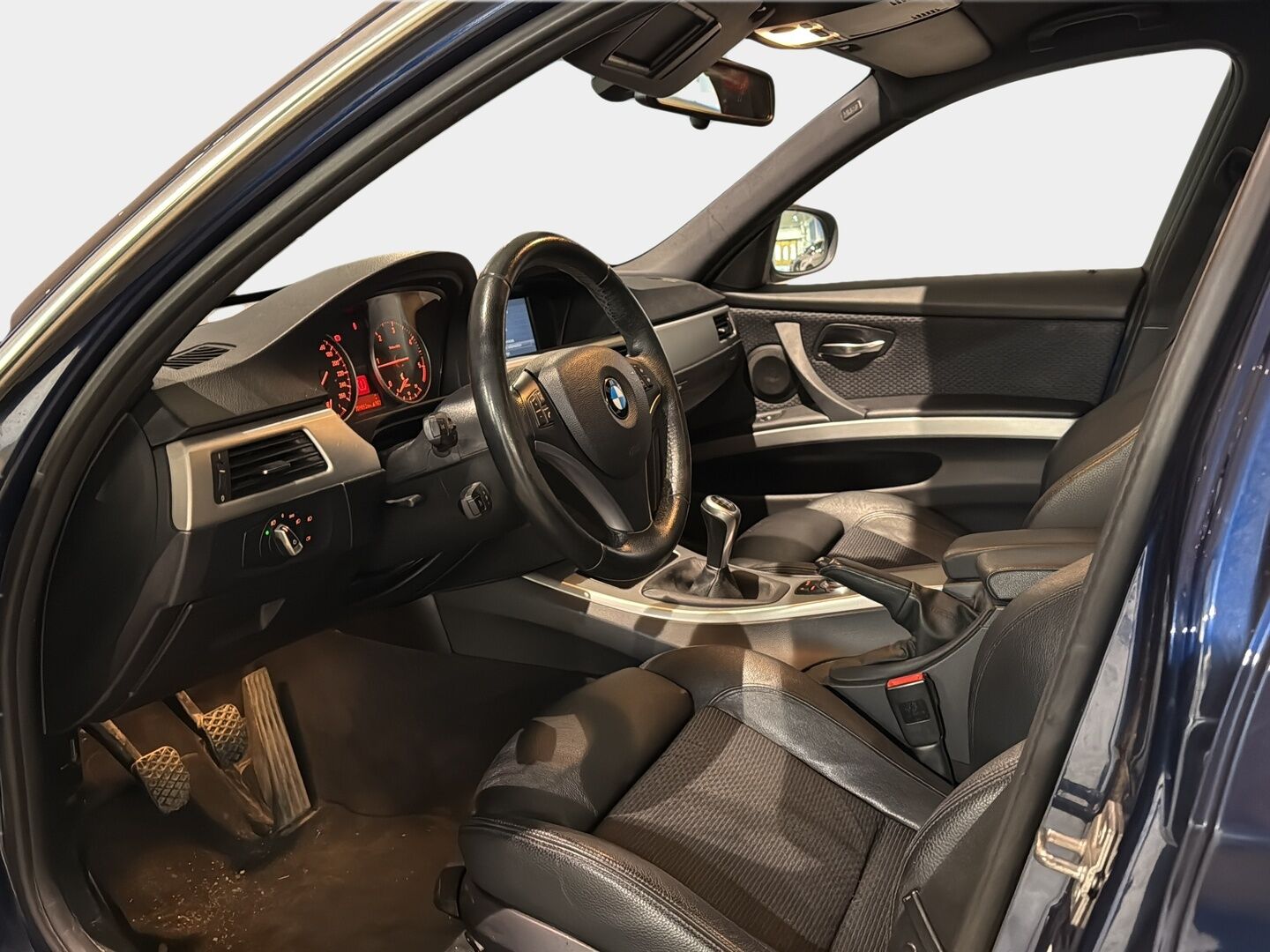 BMW 320 2012 xDrive E91 Touring Limited Business Edition *Sportti penkit / Vakionopeudensäädin / P.Tutkat / NAV* - *Hifit / Musta sisäkattoverhoilu / Xenon* - HULLUT AVAJAISHULINAT KORKOTARJOUS 3,29 %