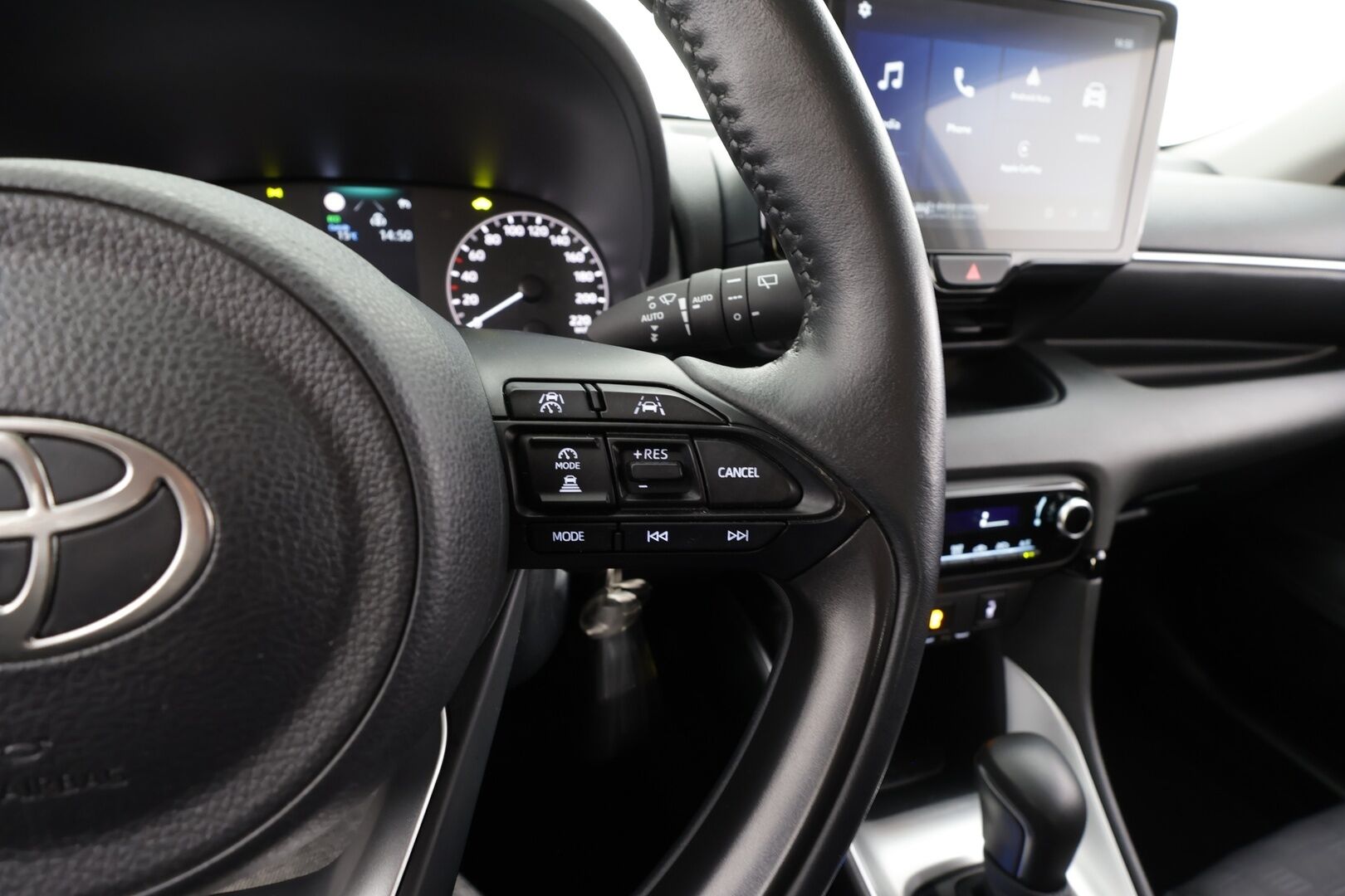 Toyota Yaris 2024 1,5 Hybrid 116 Intense * 1.Om Suomi-auto / ACC / P.kamera / Kaistavahti / Apple&Android * - Kahdet renkaat aluvanteilla / Merkkihuollettu - HULLUT BLACKWEEK JATKOT - KORKOTARJOUS 2,49%