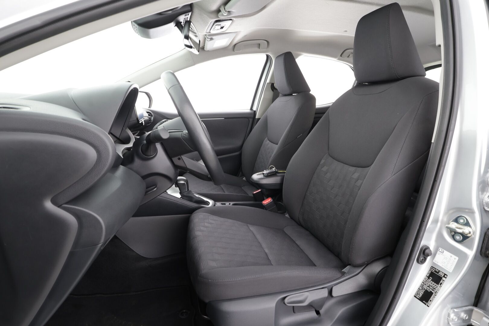 Toyota Yaris 2024 1,5 Hybrid 116 Intense * 1.Om Suomi-auto / ACC / P.kamera / Kaistavahti / Apple&Android * - Kahdet renkaat aluvanteilla / Merkkihuollettu - HULLUT BLACKWEEK JATKOT - KORKOTARJOUS 2,49%