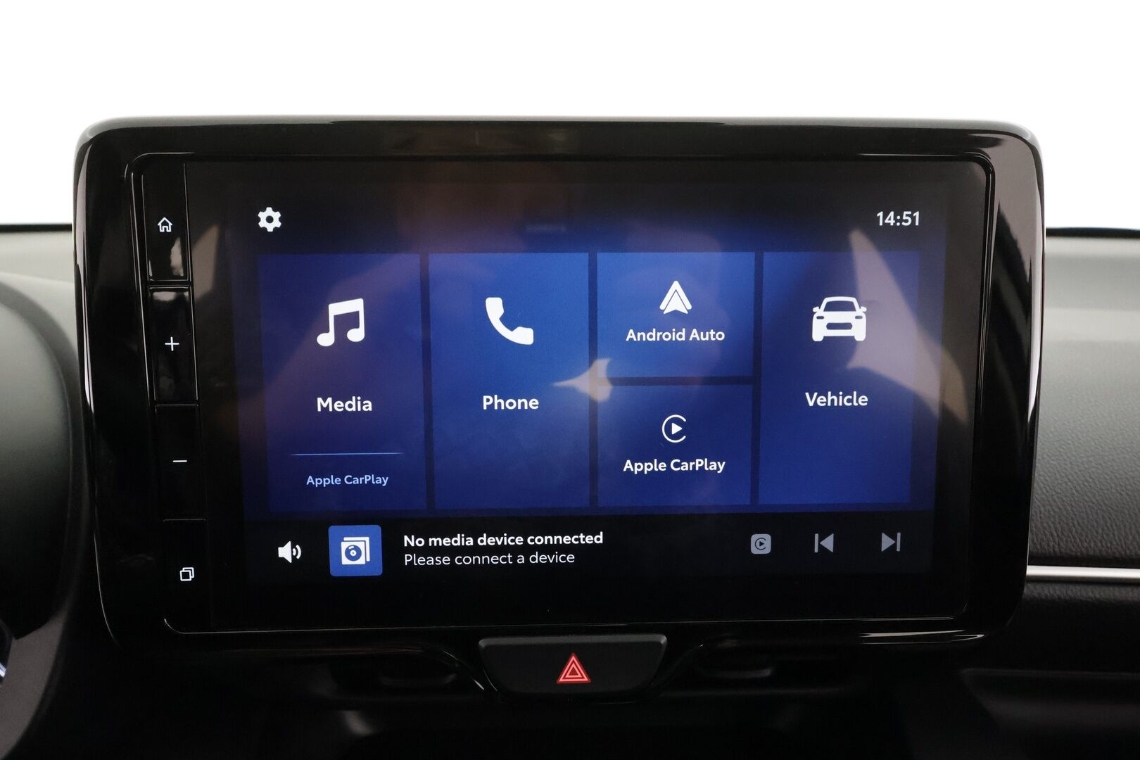 Toyota Yaris 2024 1,5 Hybrid 116 Intense * 1.Om Suomi-auto / ACC / P.kamera / Kaistavahti / Apple&Android * - Kahdet renkaat aluvanteilla / Merkkihuollettu