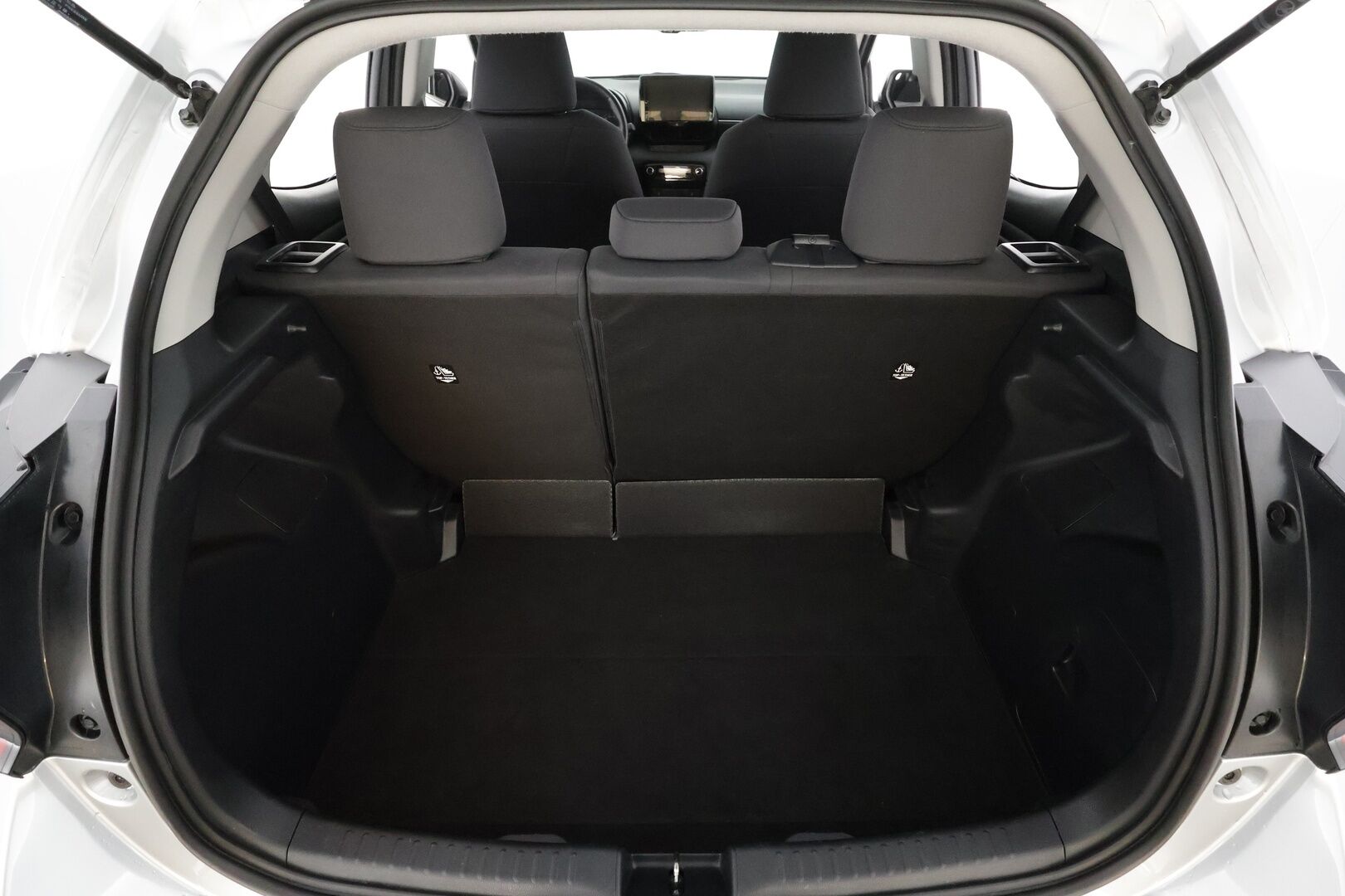 Toyota Yaris 2024 1,5 Hybrid 116 Intense * 1.Om Suomi-auto / ACC / P.kamera / Kaistavahti / Apple&Android * - Kahdet renkaat aluvanteilla / Merkkihuollettu - HULLUT BLACKWEEK JATKOT - KORKOTARJOUS 2,49%