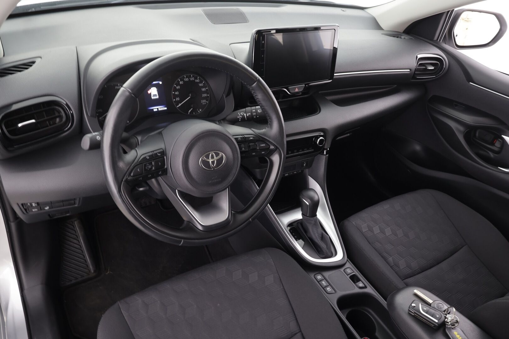 Toyota Yaris 2024 1,5 Hybrid 116 Intense * 1.Om Suomi-auto / ACC / P.kamera / Kaistavahti / Apple&Android * - Kahdet renkaat aluvanteilla / Merkkihuollettu