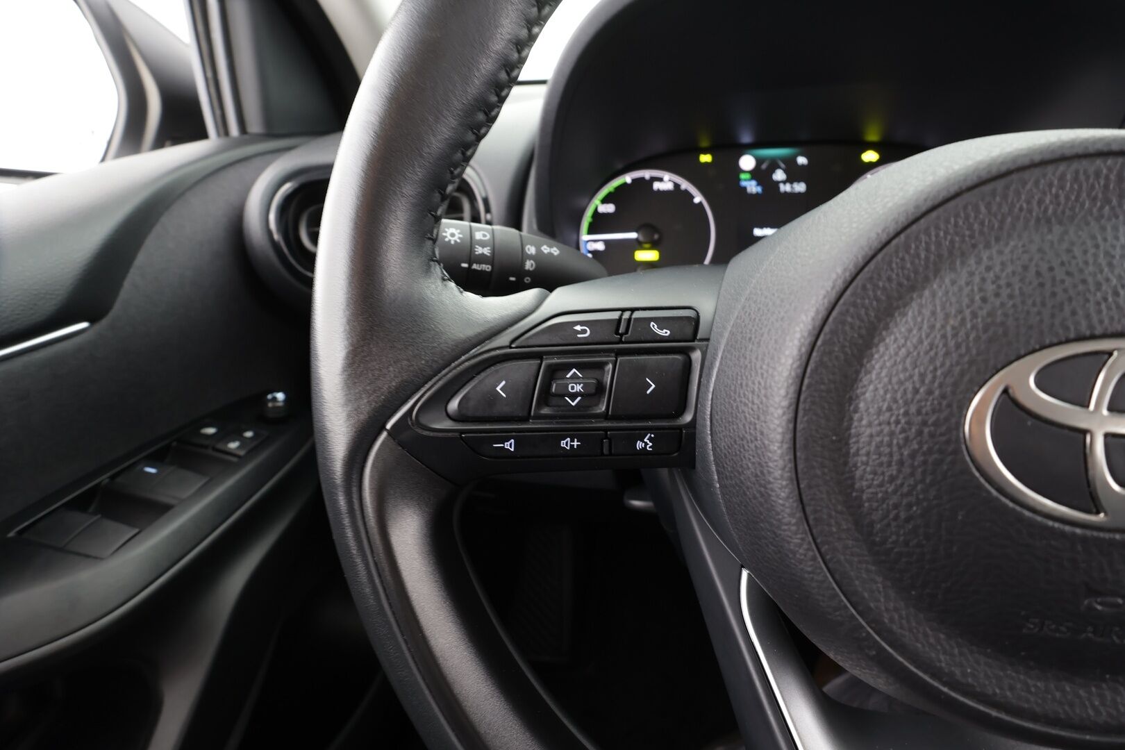 Toyota Yaris 2024 1,5 Hybrid 116 Intense * 1.Om Suomi-auto / ACC / P.kamera / Kaistavahti / Apple&Android * - Kahdet renkaat aluvanteilla / Merkkihuollettu - HULLUT BLACKWEEK JATKOT - KORKOTARJOUS 2,49%