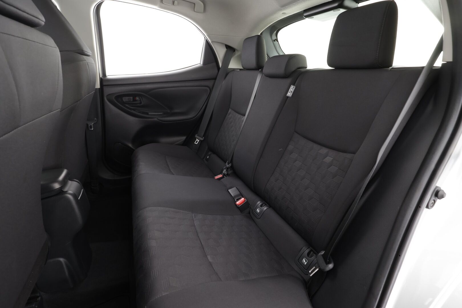 Toyota Yaris 2024 1,5 Hybrid 116 Intense * 1.Om Suomi-auto / ACC / P.kamera / Kaistavahti / Apple&Android * - Kahdet renkaat aluvanteilla / Merkkihuollettu