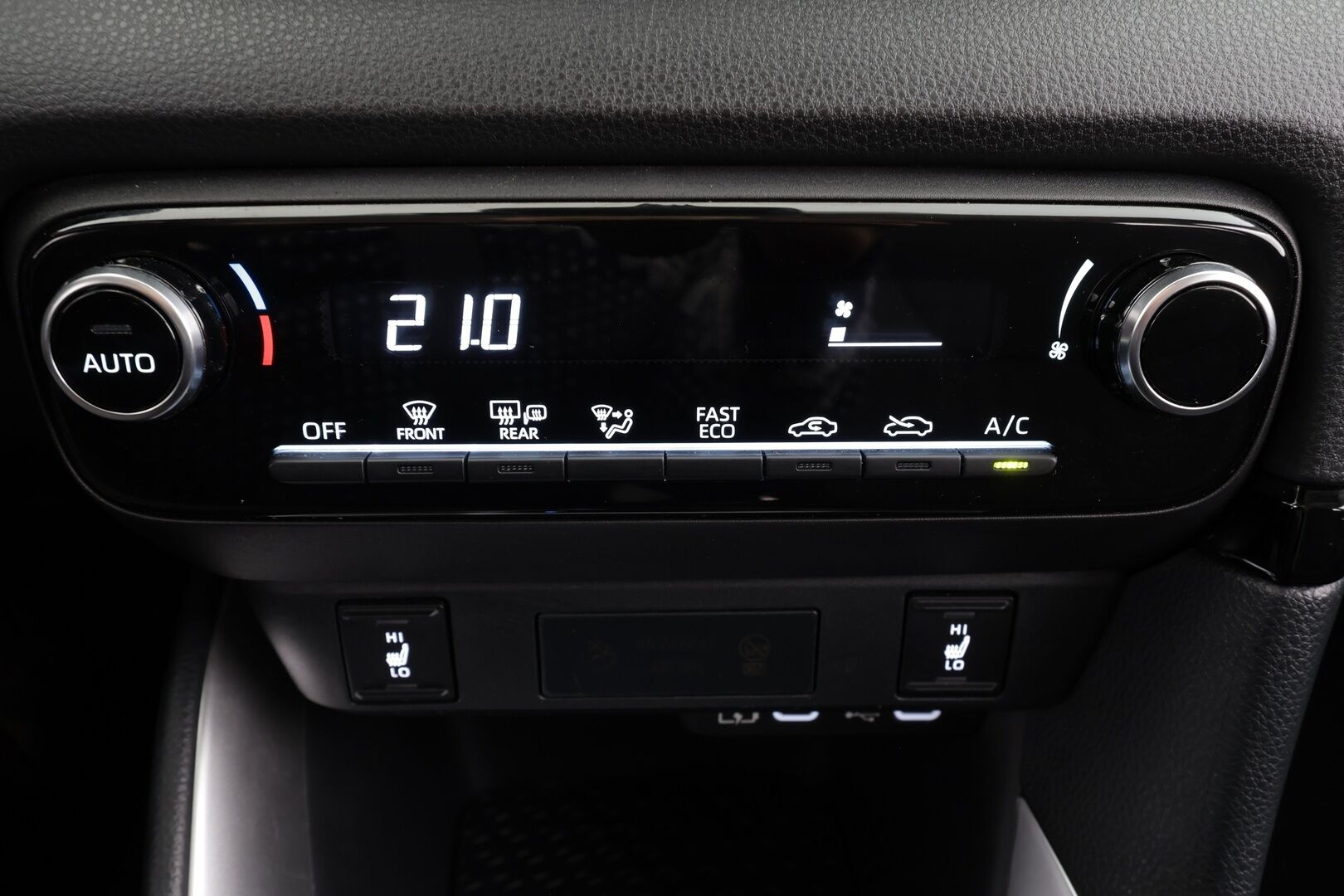 Toyota Yaris 2024 1,5 Hybrid 116 Intense * 1.Om Suomi-auto / ACC / P.kamera / Kaistavahti / Apple&Android * - Kahdet renkaat aluvanteilla / Merkkihuollettu - HULLUT BLACKWEEK JATKOT - KORKOTARJOUS 2,49%