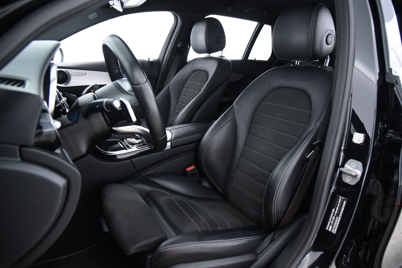 MERCEDES-BENZ C 2021 300de T AMG * Facelift / NAVI / LED-ajovalot / Apple&Android / Sport-penkit / Vakkari * - AMG Sisä- ja ulkopaketilla