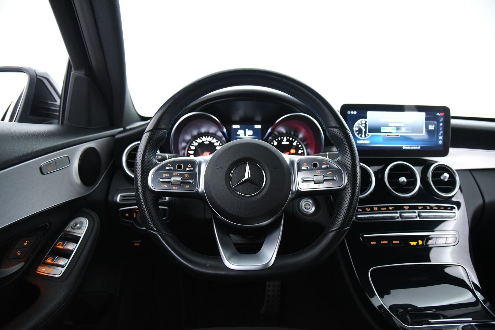 MERCEDES-BENZ C 2021 300de T AMG * Facelift / NAVI / LED-ajovalot / Apple&Android / Sport-penkit / Vakkari * - AMG Sisä- ja ulkopaketilla