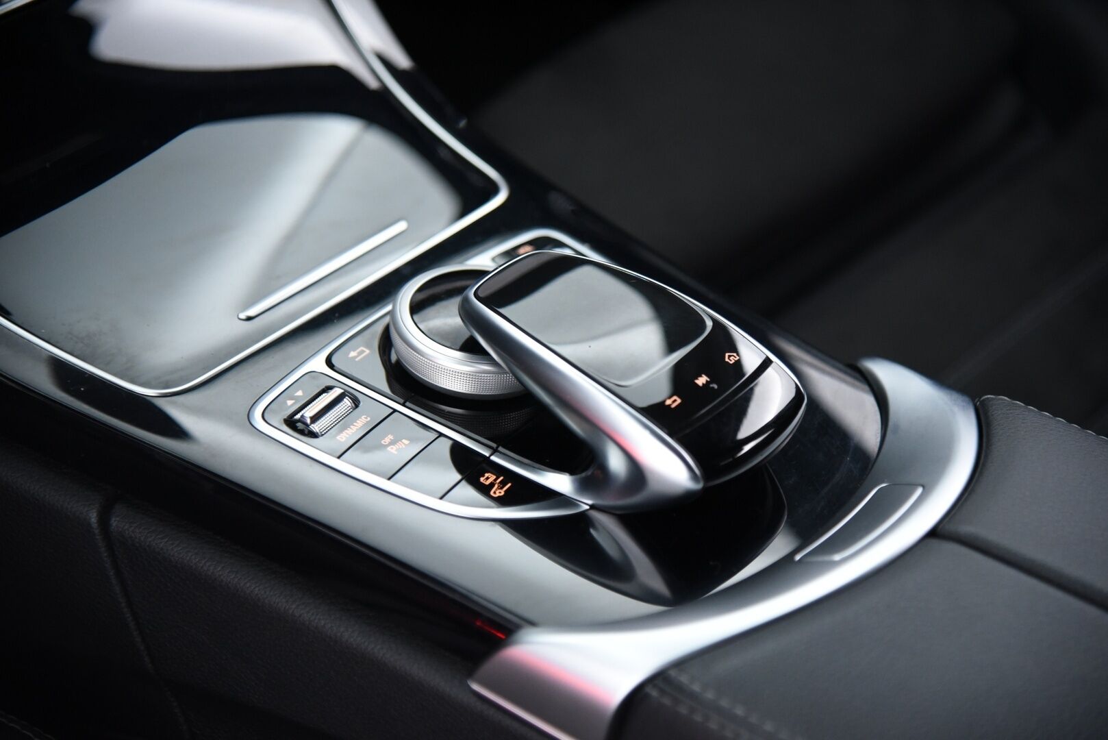 MERCEDES-BENZ C 2021 300de T AMG * Facelift / NAVI / LED-ajovalot / Apple&Android / Sport-penkit / Vakkari * - AMG Sisä- ja ulkopaketilla