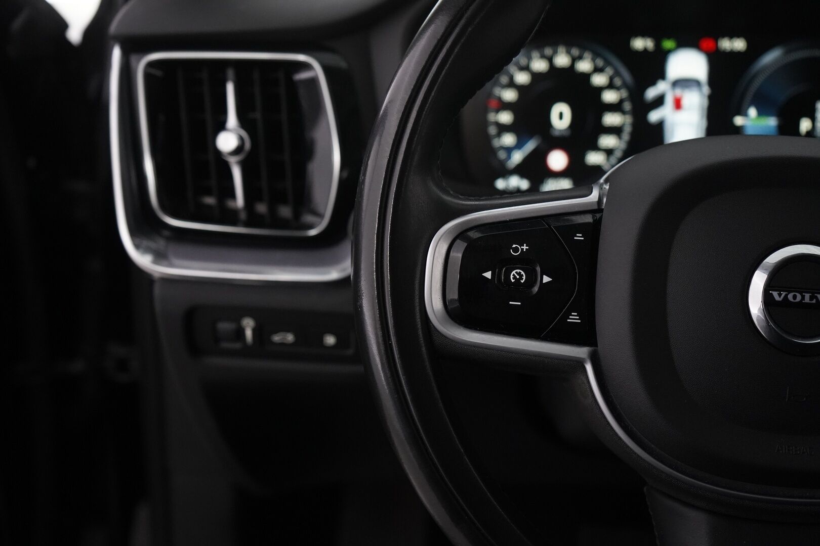 Volvo V60 2020 T6 Twin Engine AWD Momentum Edition *ACC / Webasto / VOC / Kaistavahti / LED-ajovalot / Ratinlämmitin* - Juuri katsastettu / Juuri huollettu / Jakohihna juuri vaihdettu / Kahdet renkaat Volvon alumiinivantein