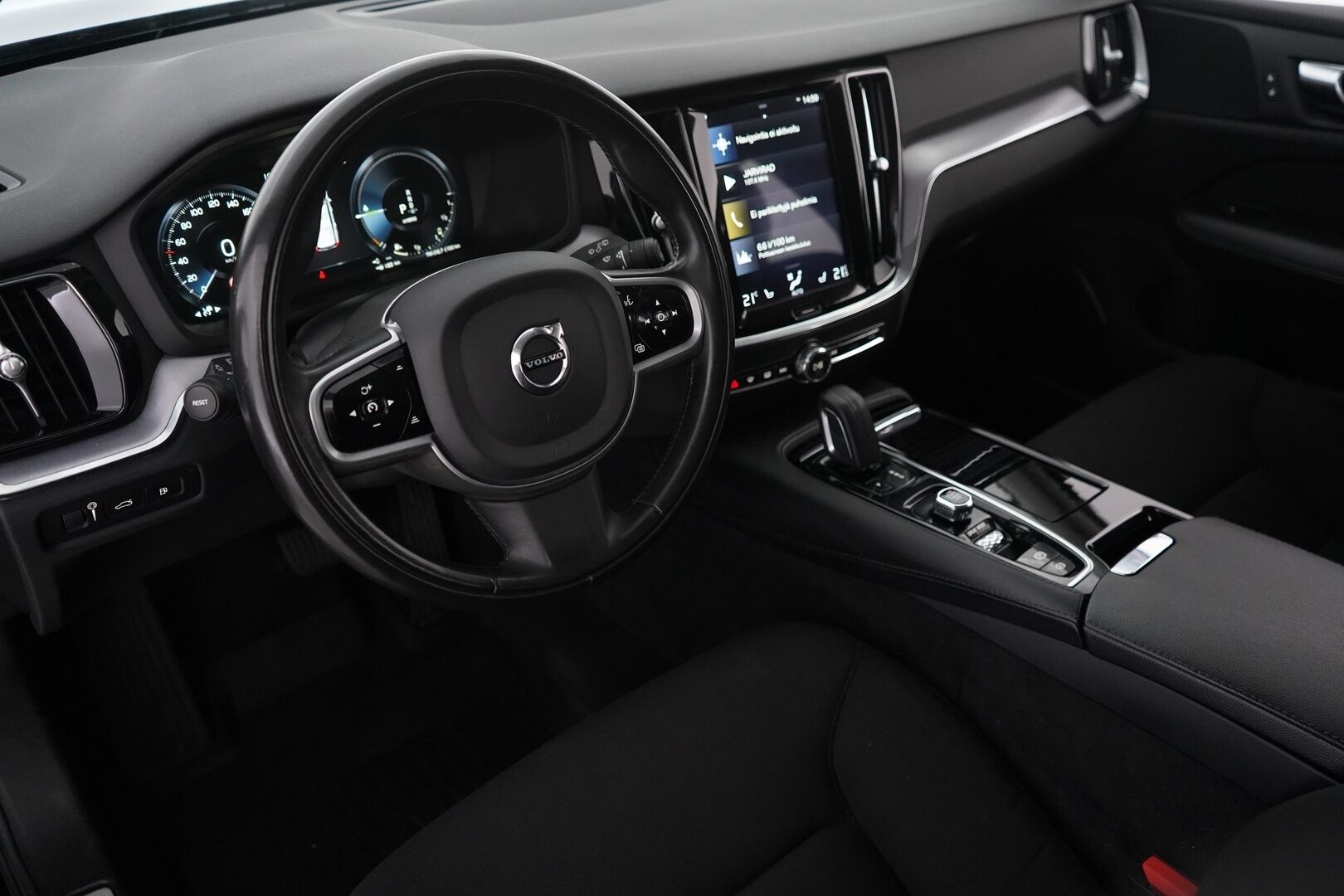 Volvo V60 2020 T6 Twin Engine AWD Momentum Edition *ACC / Webasto / VOC / Kaistavahti / LED-ajovalot / Ratinlämmitin* - Juuri katsastettu / Juuri huollettu / Jakohihna juuri vaihdettu / Kahdet renkaat Volvon alumiinivantein
