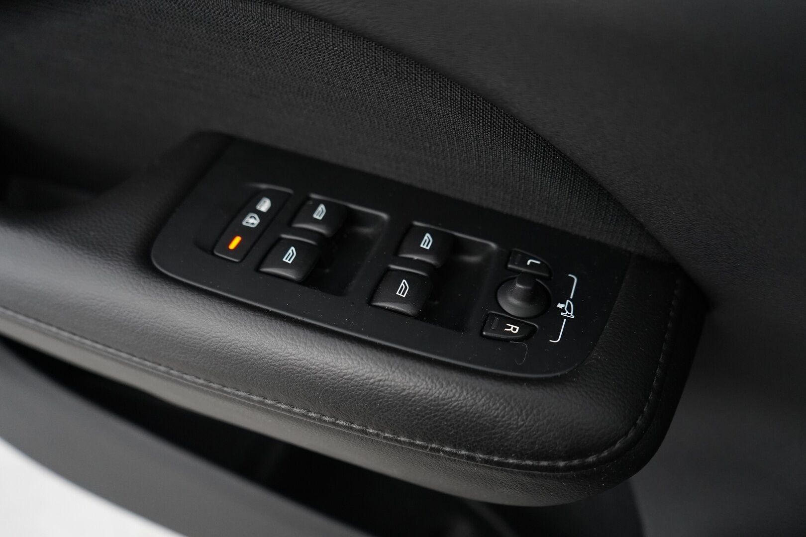Volvo V60 2020 T6 Twin Engine AWD Momentum Edition *ACC / Webasto / VOC / Kaistavahti / LED-ajovalot / Ratinlämmitin* - Juuri katsastettu / Juuri huollettu / Jakohihna juuri vaihdettu / Kahdet renkaat Volvon alumiinivantein