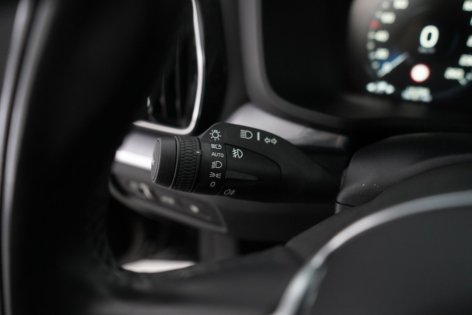 Volvo V60 2020 T6 Twin Engine AWD Momentum Edition *ACC / Webasto / VOC / Kaistavahti / LED-ajovalot / Ratinlämmitin* - Juuri katsastettu / Juuri huollettu / Jakohihna juuri vaihdettu / Kahdet renkaat Volvon alumiinivantein