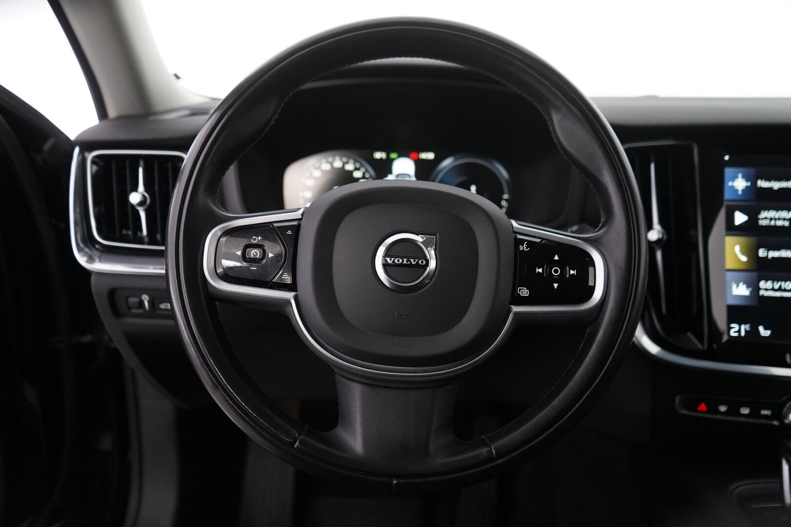Volvo V60 2020 T6 Twin Engine AWD Momentum Edition *ACC / Webasto / VOC / Kaistavahti / LED-ajovalot / Ratinlämmitin* - Juuri katsastettu / Juuri huollettu / Jakohihna juuri vaihdettu / Kahdet renkaat Volvon alumiinivantein