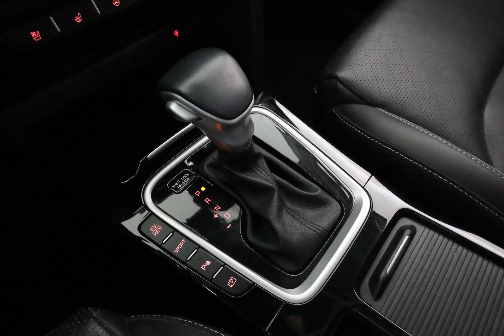 KIA CEED 2022 1,6 GDI Plug-In Hybrid Business Premium SW DCT * ACC / P.kamera / Ilmastoidut nahat / Koukku / Lasikattoluukku / LED * - Muistipenkki / Kahdet renkaat aluvanteilla / Merkkihuollettu / Huippuvarusteet