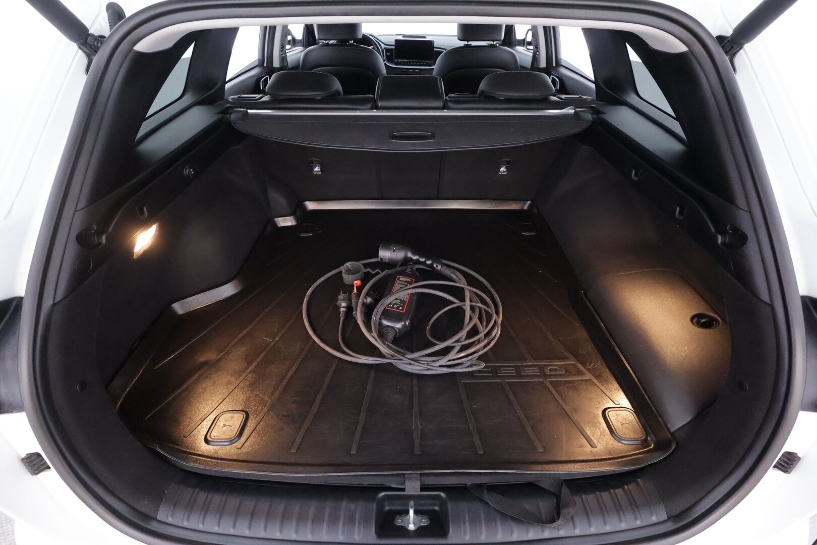 KIA CEED 2022 1,6 GDI Plug-In Hybrid Business Premium SW DCT * ACC / P.kamera / Ilmastoidut nahat / Koukku / Lasikattoluukku / LED * - Muistipenkki / Kahdet renkaat aluvanteilla / Merkkihuollettu / Huippuvarusteet