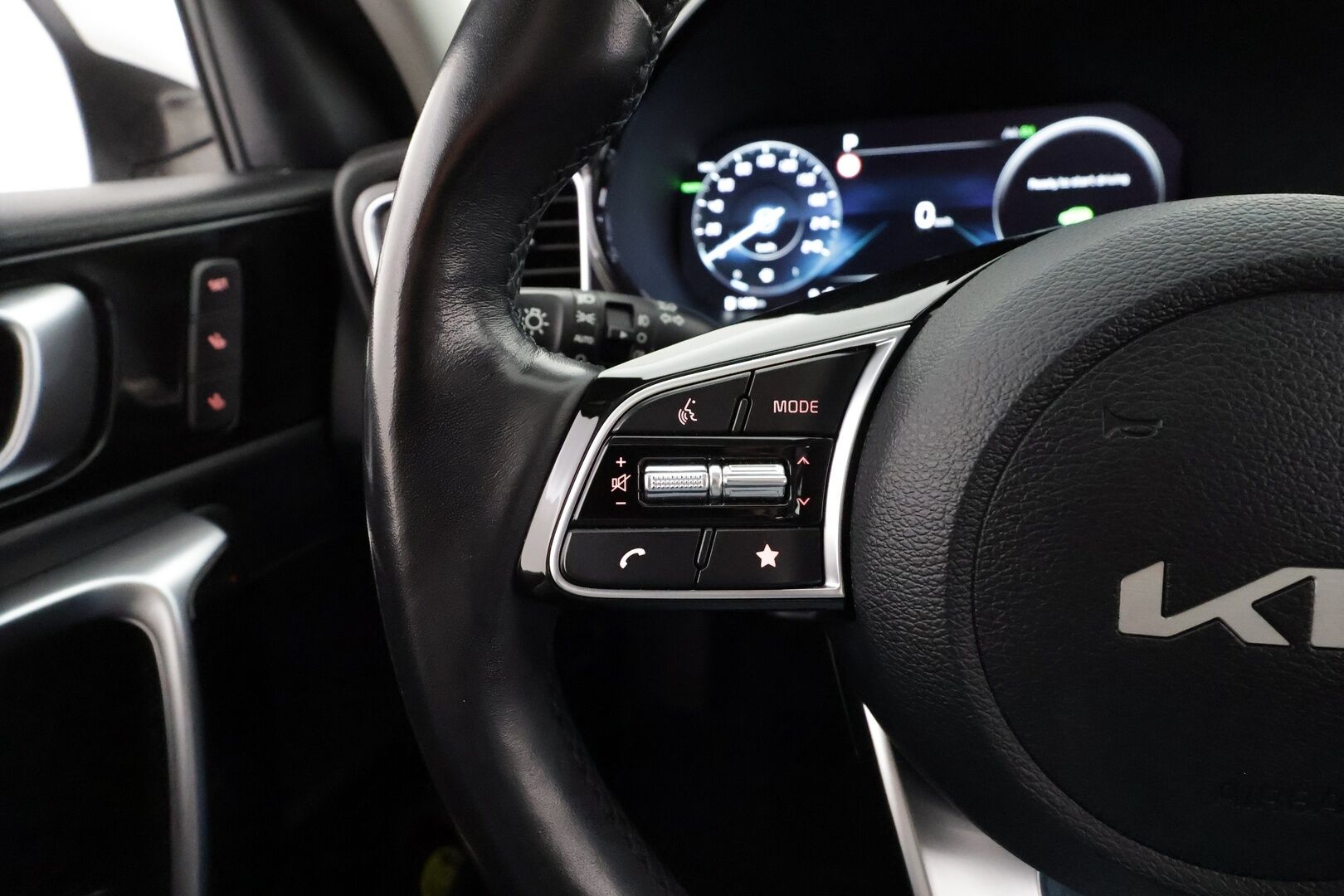 KIA CEED 2022 1,6 GDI Plug-In Hybrid Business Premium SW DCT * ACC / P.kamera / Ilmastoidut nahat / Koukku / Lasikattoluukku / LED * - Muistipenkki / Kahdet renkaat aluvanteilla / Merkkihuollettu / Huippuvarusteet