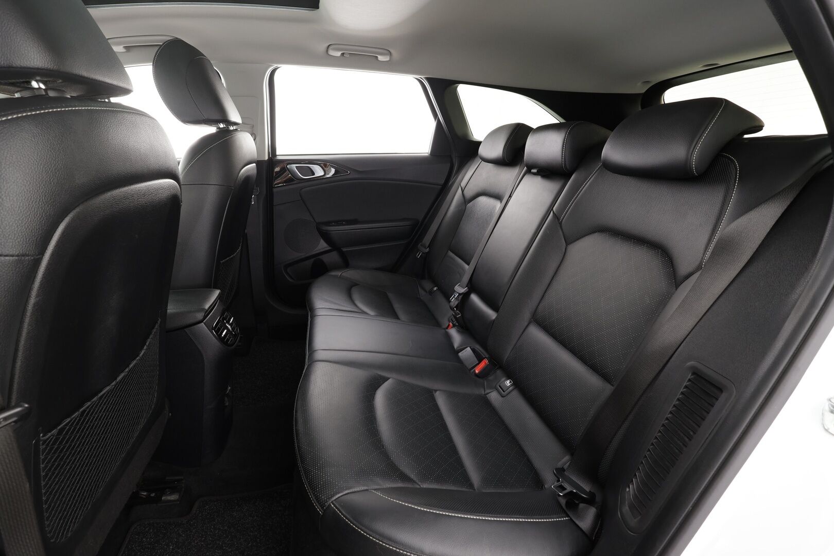 KIA CEED 2022 1,6 GDI Plug-In Hybrid Business Premium SW DCT * ACC / Kamera / Ilmastoidut nahat / Koukku / Lasikattoluukku / LED * - Kahdet renkaat aluvanteilla / Merkkihuollettu / Kattavasti varusteltu! - HULLUT AVAJAISHULINAT KORKOTARJOUS 3,29 %