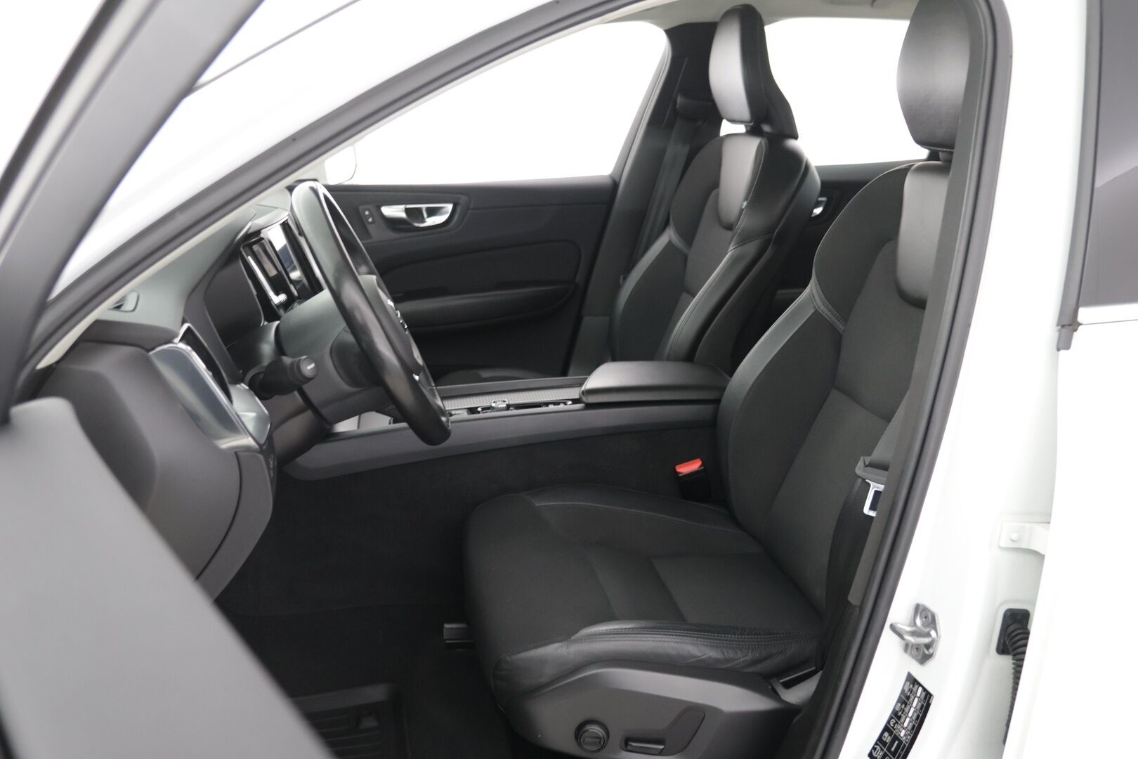 Volvo XC60 2020 T8 Recharge AWD Momentum Advanced Edition Aut. / Adapt.Vakkari / Panorama / Webasto / Vetokoukku / KeylessGo / Sähköluukku - Kattavasti varusteltu / Hyvin pidetty / Erinomainen huoltohistoria!