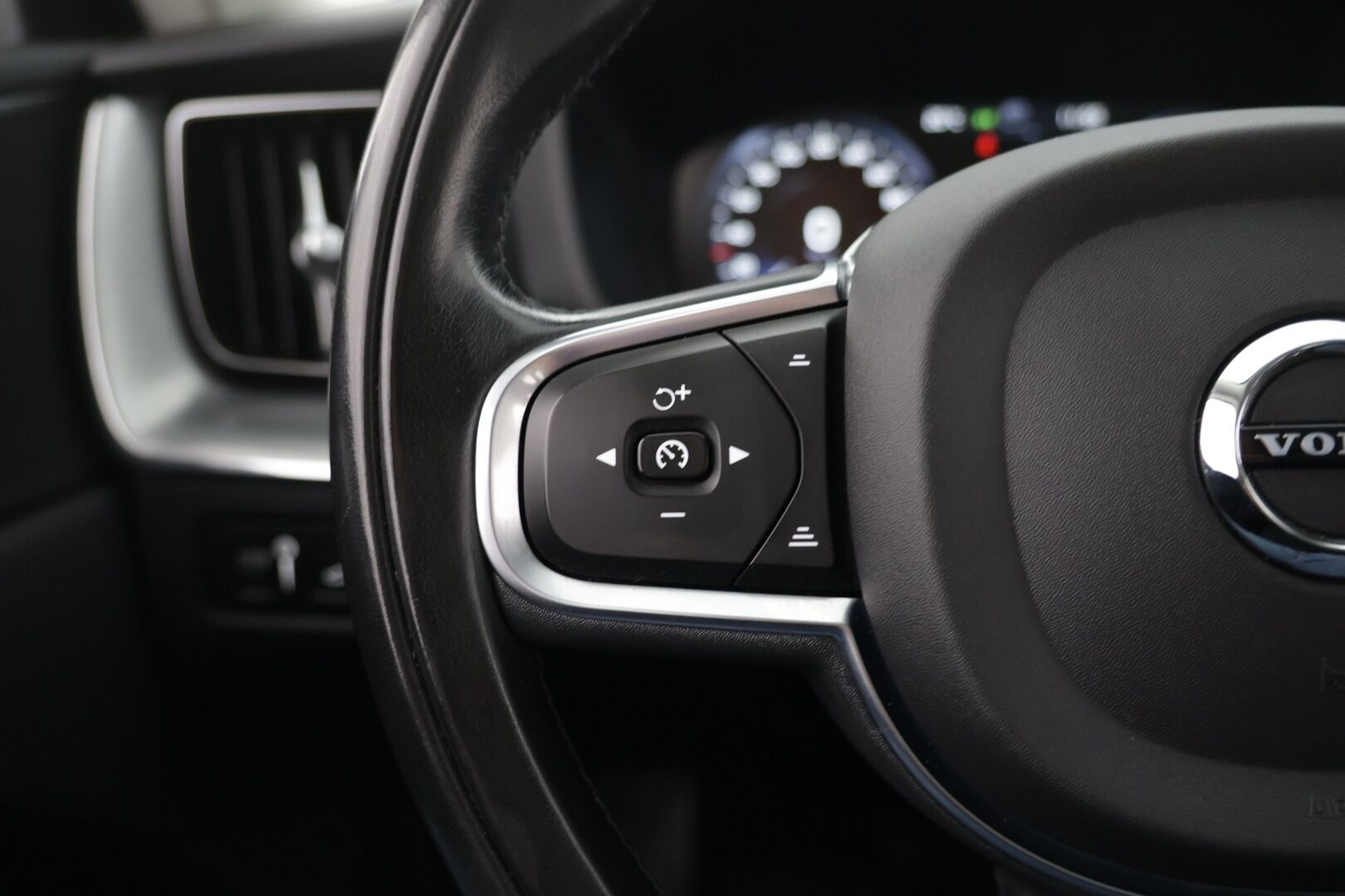Volvo XC60 2020 T8 Recharge AWD Momentum Advanced Edition Aut. / Adapt.Vakkari / Panorama / Webasto / Vetokoukku / KeylessGo / Sähköluukku - Kattavasti varusteltu / Hyvin pidetty / Erinomainen huoltohistoria!
