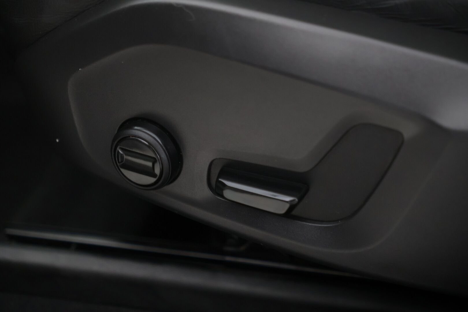 Volvo XC60 2020 T8 Recharge AWD Momentum Advanced Edition Aut. / Adapt.Vakkari / Panorama / Webasto / Vetokoukku / KeylessGo / Sähköluukku - Kattavasti varusteltu / Hyvin pidetty / Erinomainen huoltohistoria! - HULLUT AVAJAISHULINAT KORKOTARJOUS 3,29 %