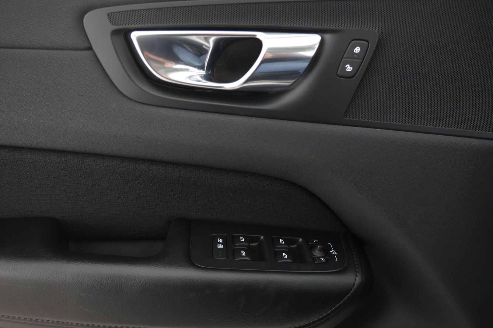 Volvo XC60 2020 T8 Recharge AWD Momentum Advanced Edition Aut. / Adapt.Vakkari / Panorama / Webasto / Vetokoukku / KeylessGo / Sähköluukku - Kattavasti varusteltu / Hyvin pidetty / Erinomainen huoltohistoria! - HULLUT AVAJAISHULINAT KORKOTARJOUS 3,29 %