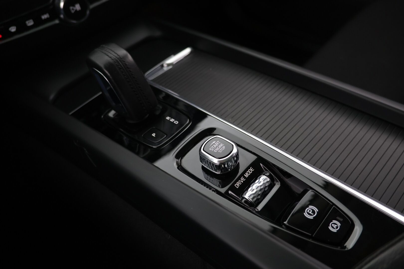 Volvo XC60 2020 T8 Recharge AWD Momentum Advanced Edition Aut. / Adapt.Vakkari / Panorama / Webasto / Vetokoukku / KeylessGo / Sähköluukku - Kattavasti varusteltu / Hyvin pidetty / Erinomainen huoltohistoria!