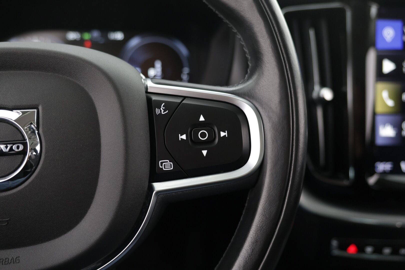 Volvo XC60 2020 T8 Recharge AWD Momentum Advanced Edition Aut. / Adapt.Vakkari / Panorama / Webasto / Vetokoukku / KeylessGo / Sähköluukku - Kattavasti varusteltu / Hyvin pidetty / Erinomainen huoltohistoria!