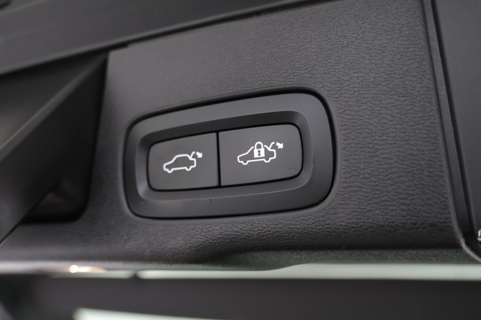 Volvo XC60 2020 T8 Recharge AWD Momentum Advanced Edition Aut. / Adapt.Vakkari / Panorama / Webasto / Vetokoukku / KeylessGo / Sähköluukku - Kattavasti varusteltu / Hyvin pidetty / Erinomainen huoltohistoria!