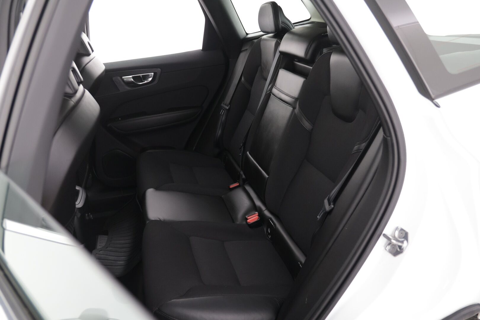 Volvo XC60 2020 T8 Recharge AWD Momentum Advanced Edition Aut. / Adapt.Vakkari / Panorama / Webasto / Vetokoukku / KeylessGo / Sähköluukku - Kattavasti varusteltu / Hyvin pidetty / Erinomainen huoltohistoria!