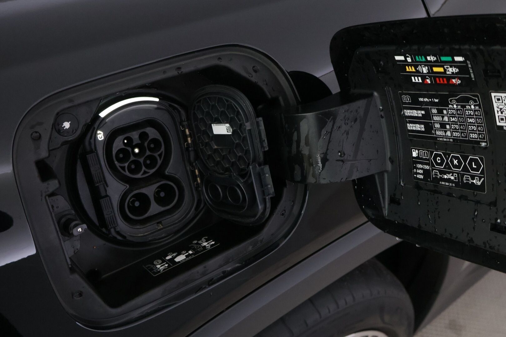 Mercedes-Benz EQB 2023 EQB 350 4MATIC AMG Line */ Merkkihuollettu / 7P / ILP / Navi / P.kamera / Ambient / 2x renkaat&vanteet /* - NÄYTTÄVÄ SEKÄ TILAVA / 2X RENKAAT&VANTEET