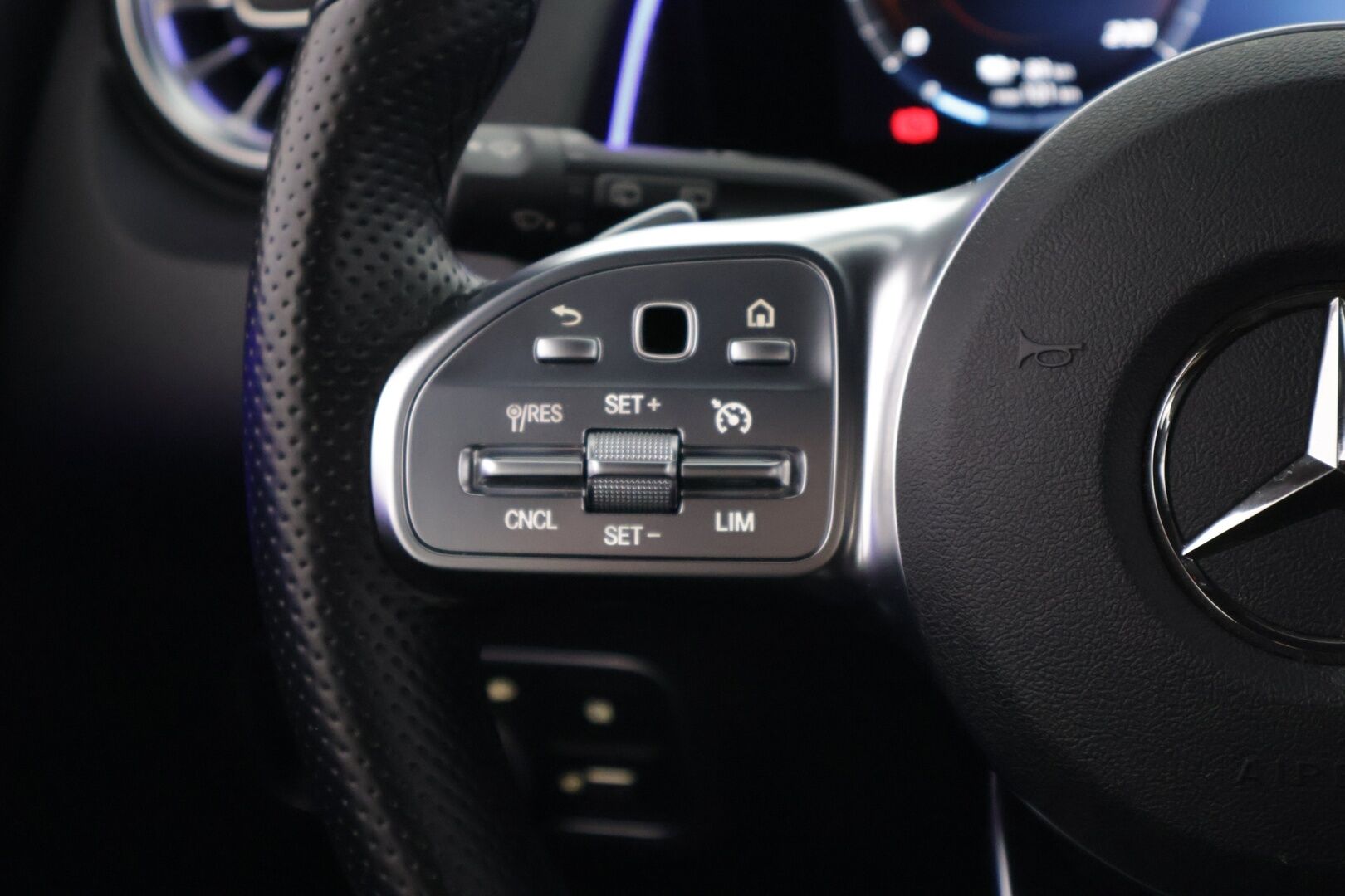 Mercedes-Benz EQB 2023 EQB 350 4MATIC AMG Line */ Merkkihuollettu / 7P / ILP / Navi / P.kamera / Ambient / 2x renkaat&vanteet /* - NÄYTTÄVÄ SEKÄ TILAVA / 2X RENKAAT&VANTEET